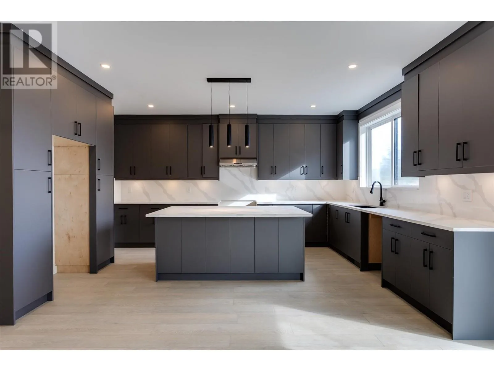 1675 HARBOUR VIEW Crescent