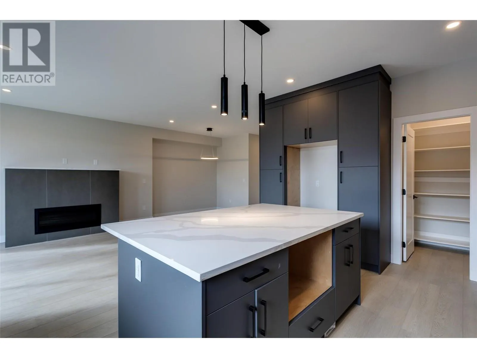 1675 HARBOUR VIEW Crescent