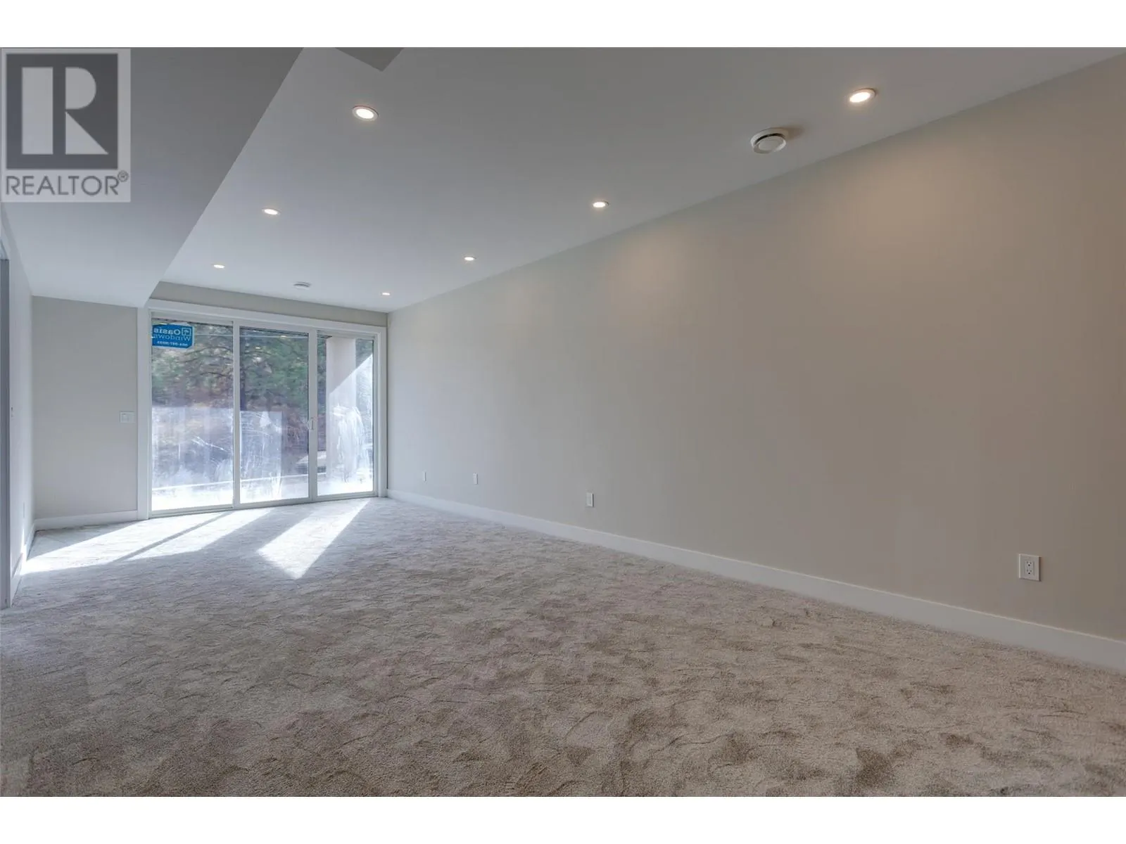 1675 HARBOUR VIEW Crescent
