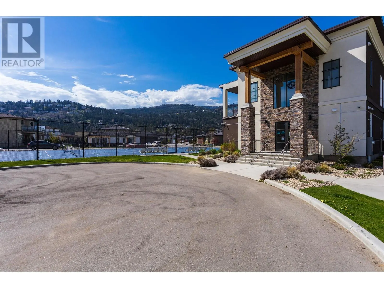 1675 HARBOUR VIEW Crescent