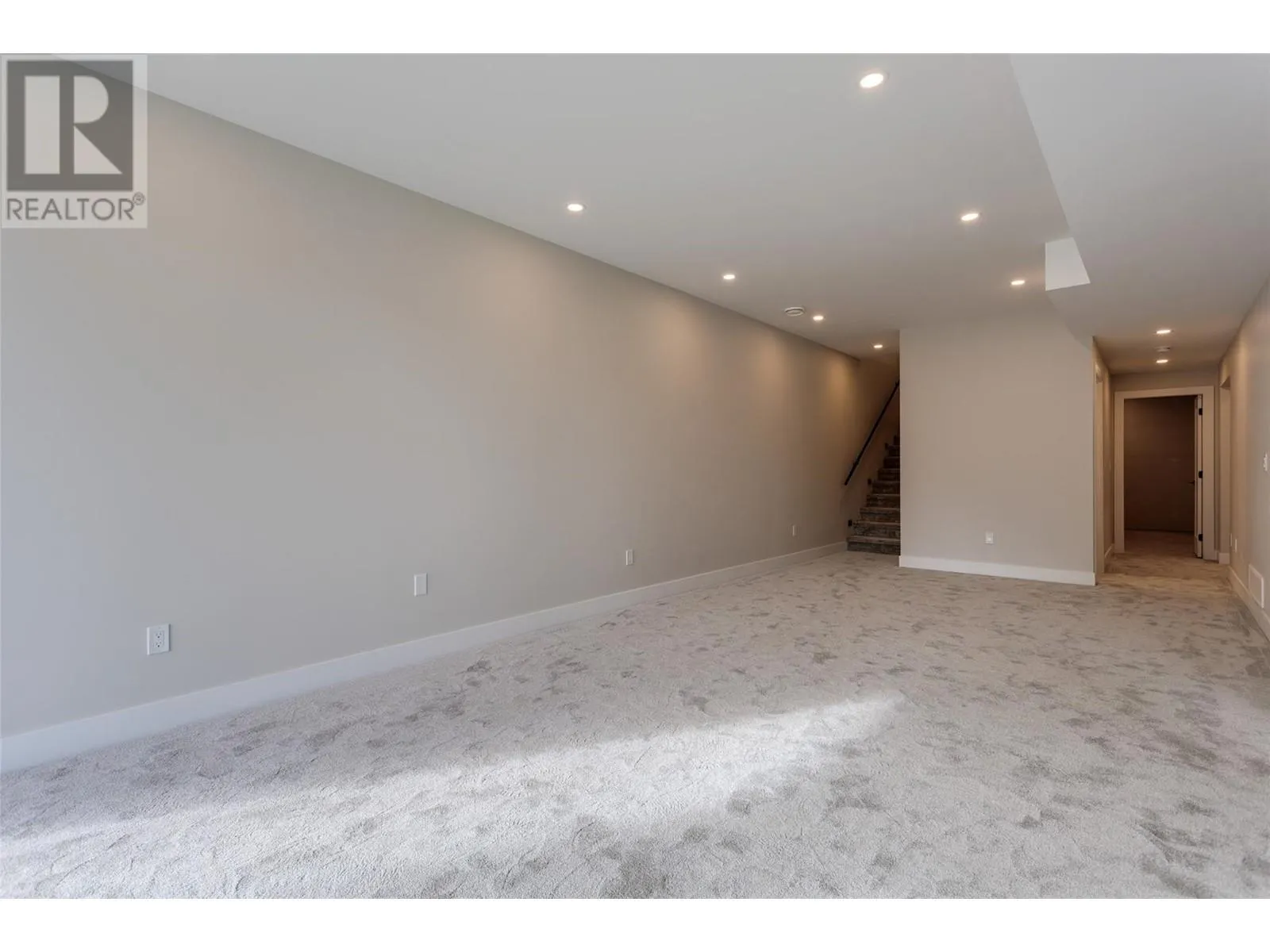 1675 HARBOUR VIEW Crescent