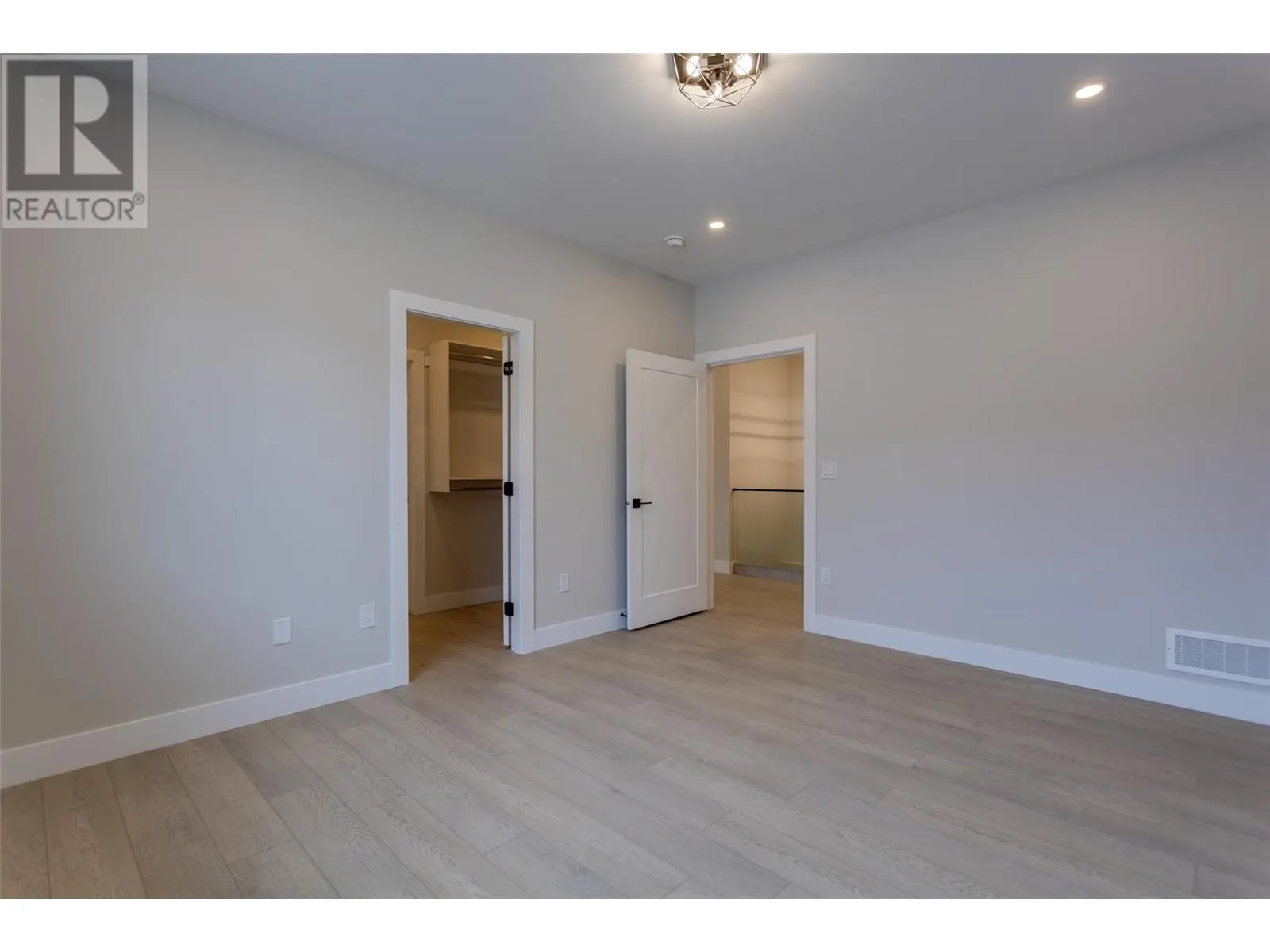 1675 HARBOUR VIEW Crescent