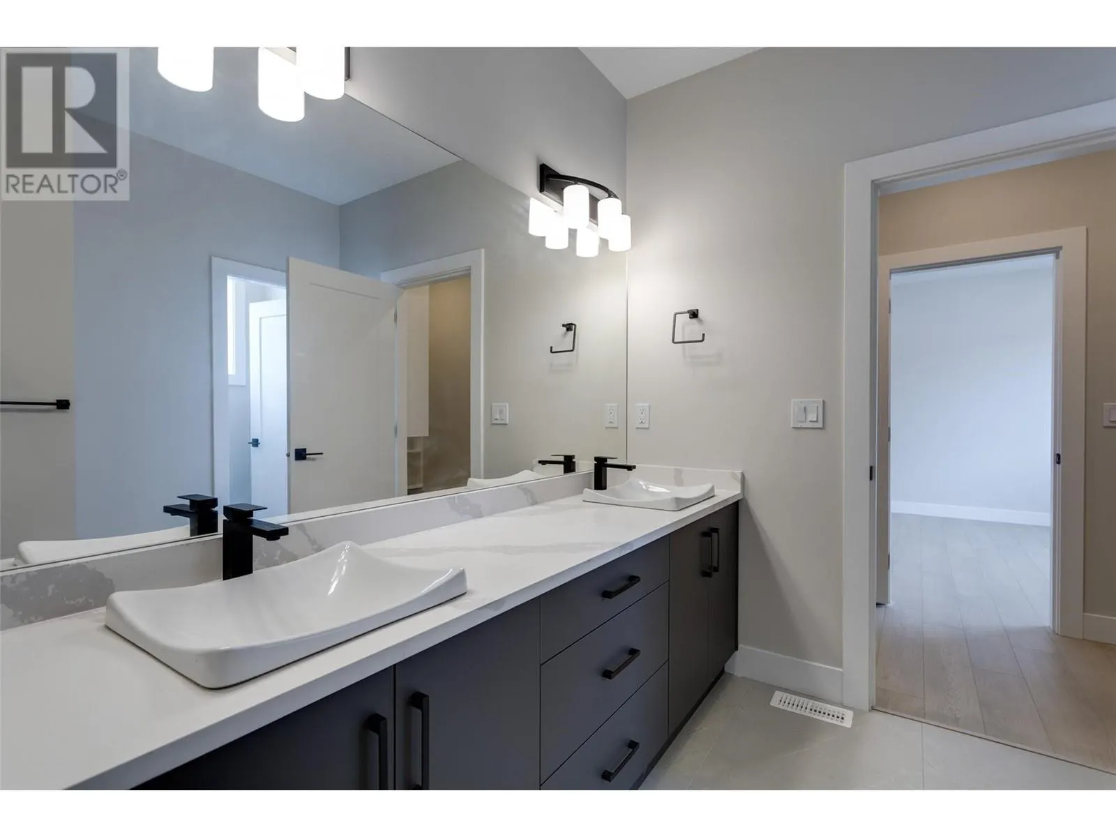 1675 HARBOUR VIEW Crescent