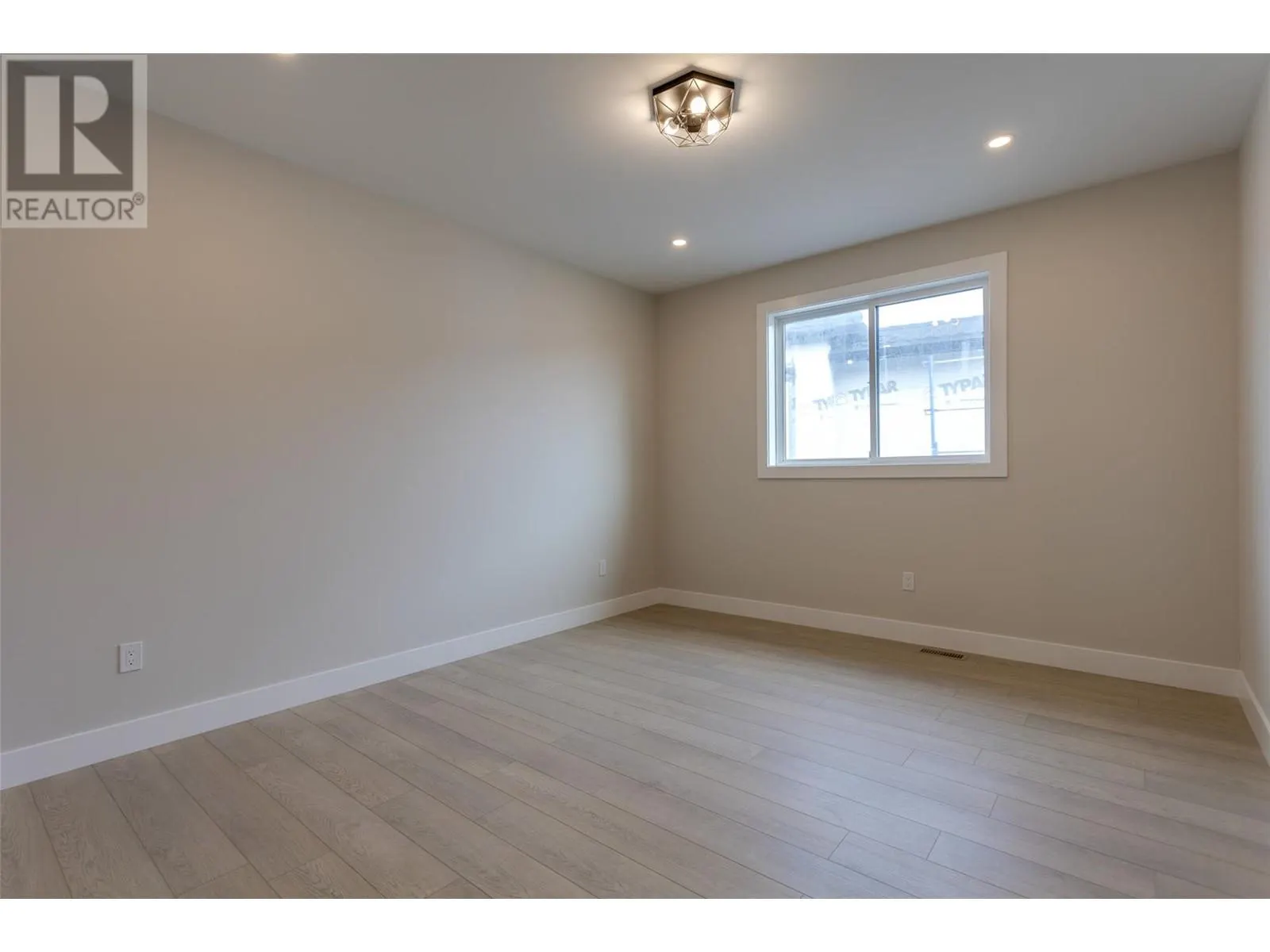 1675 HARBOUR VIEW Crescent