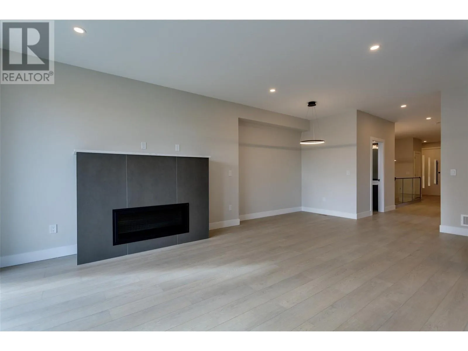 1675 HARBOUR VIEW Crescent