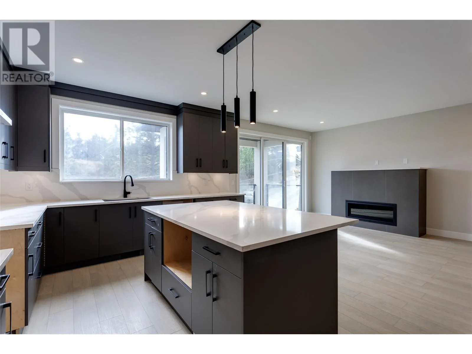 1675 HARBOUR VIEW Crescent