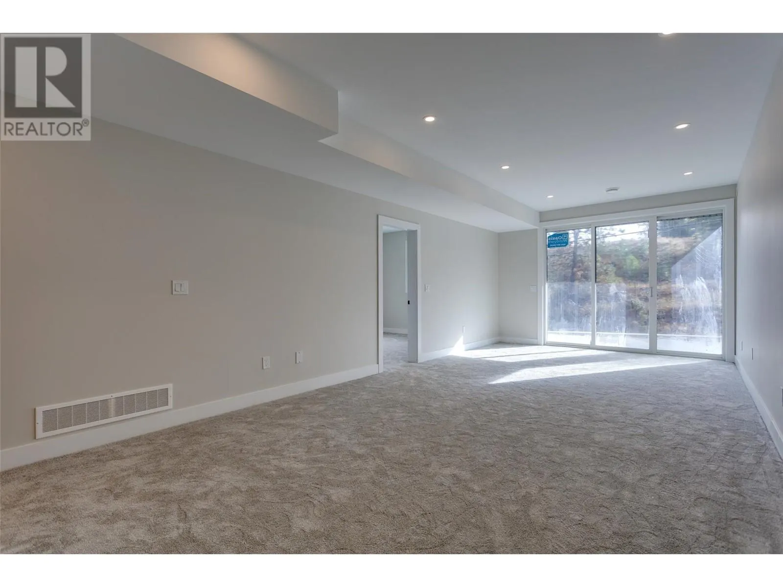 1675 HARBOUR VIEW Crescent