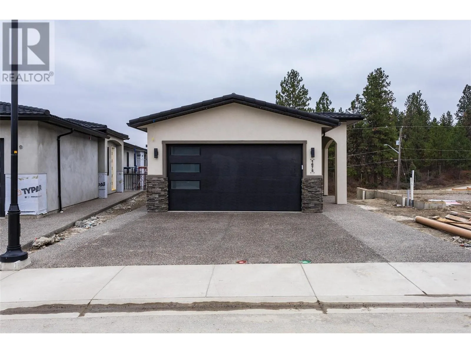 1675 HARBOUR VIEW Crescent