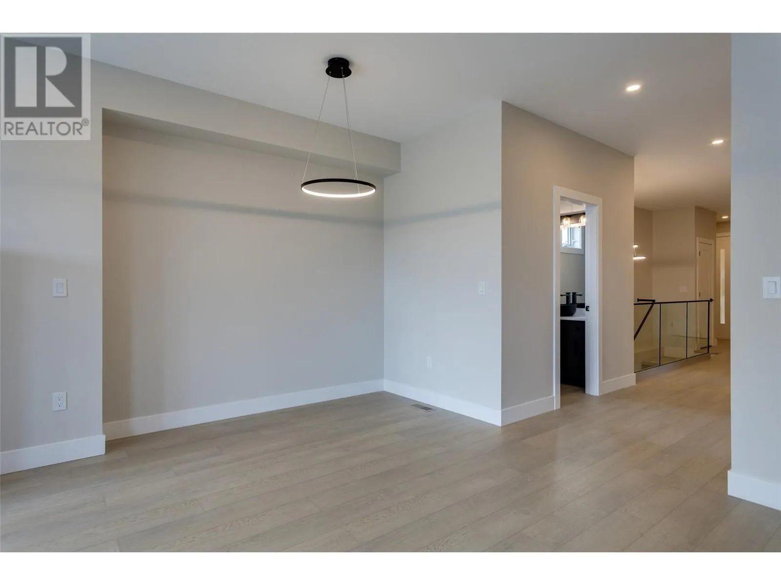 1675 HARBOUR VIEW Crescent