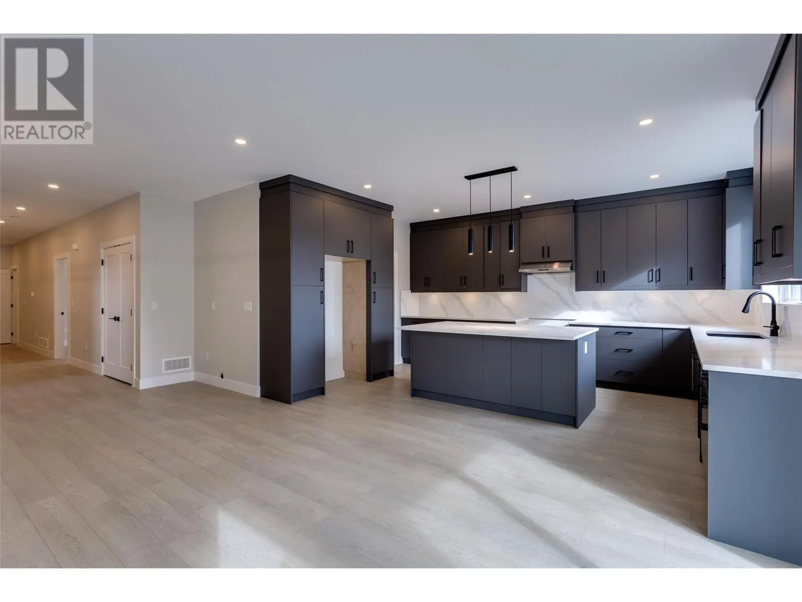 1675 HARBOUR VIEW Crescent