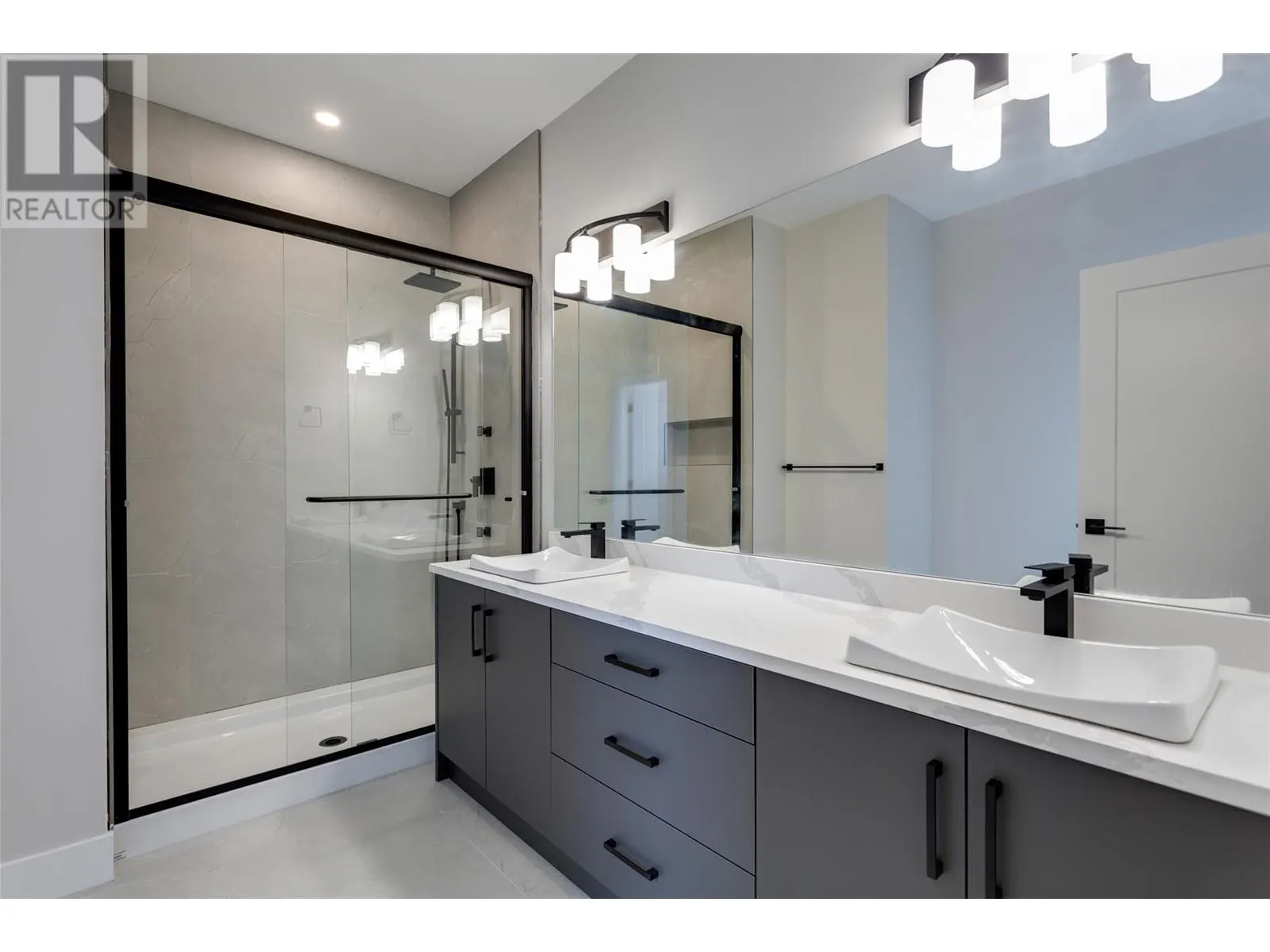 1675 HARBOUR VIEW Crescent