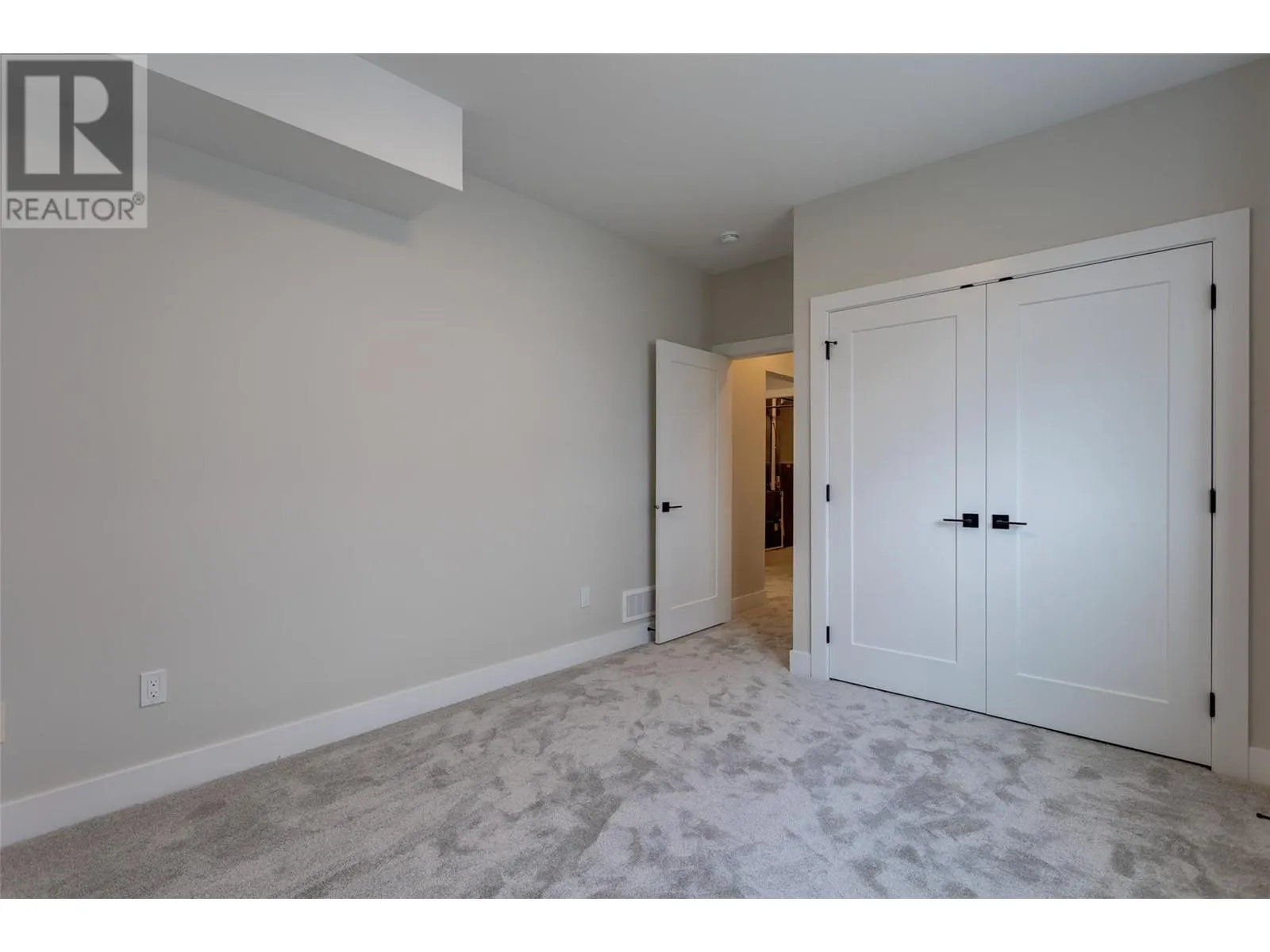 1675 HARBOUR VIEW Crescent