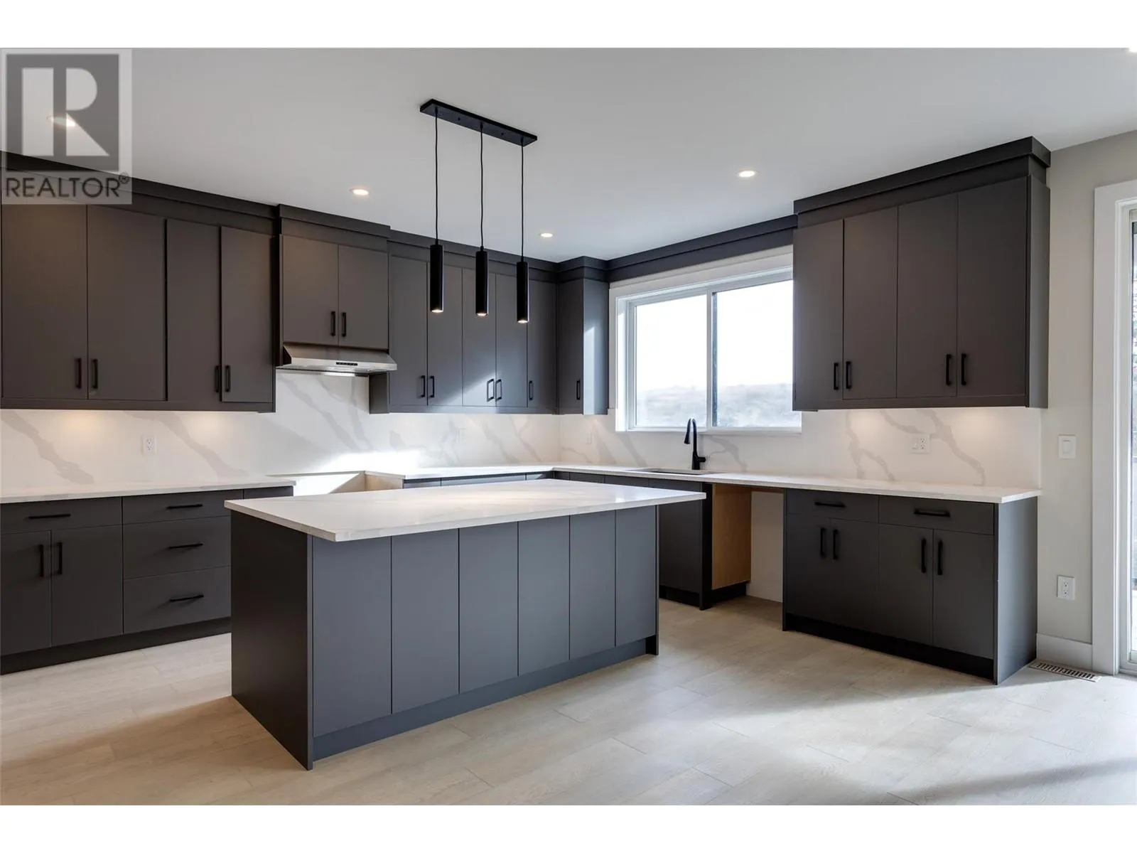 1675 HARBOUR VIEW Crescent