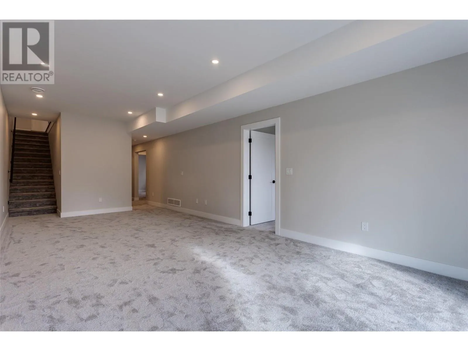 1675 HARBOUR VIEW Crescent