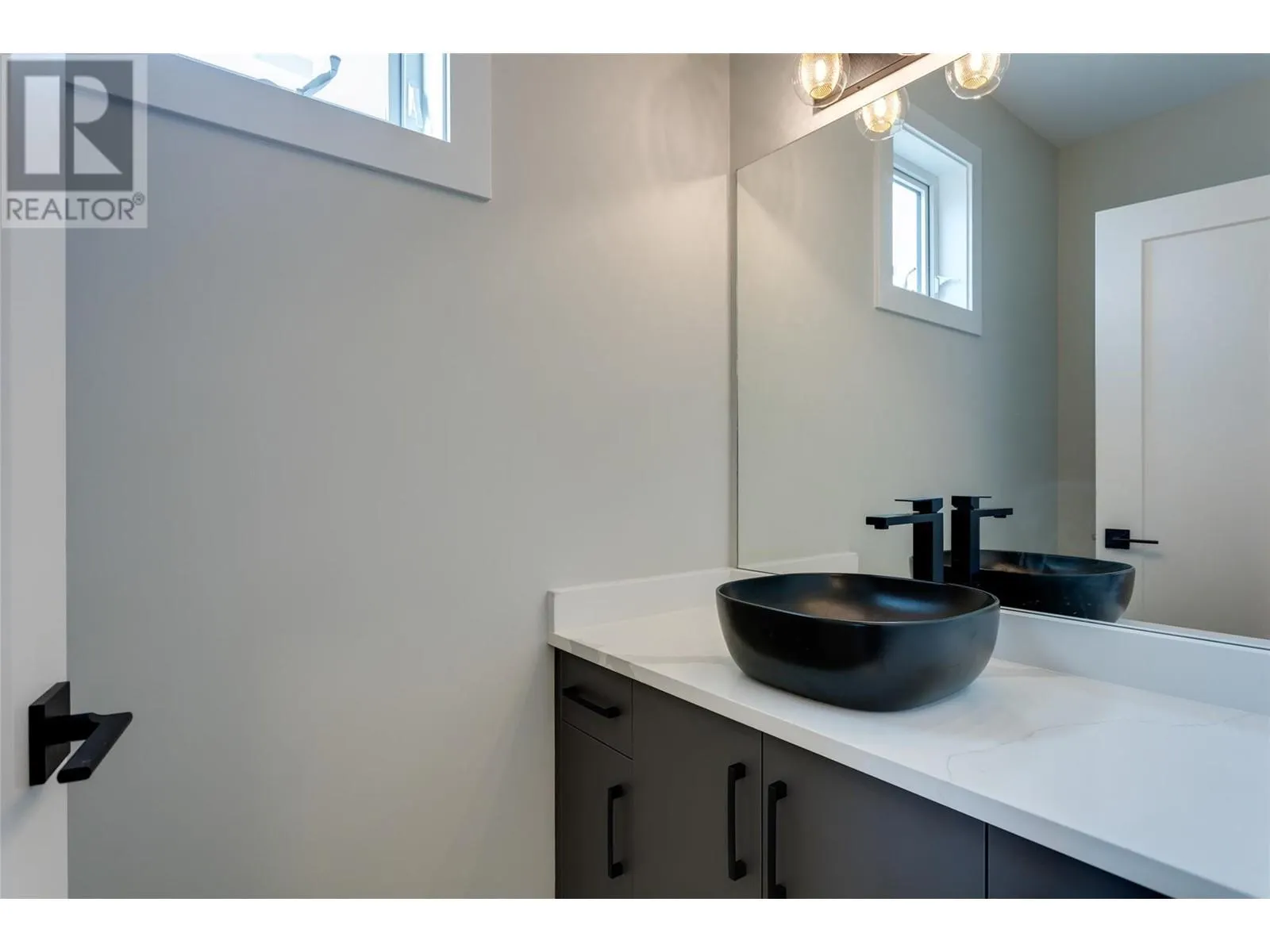1675 HARBOUR VIEW Crescent