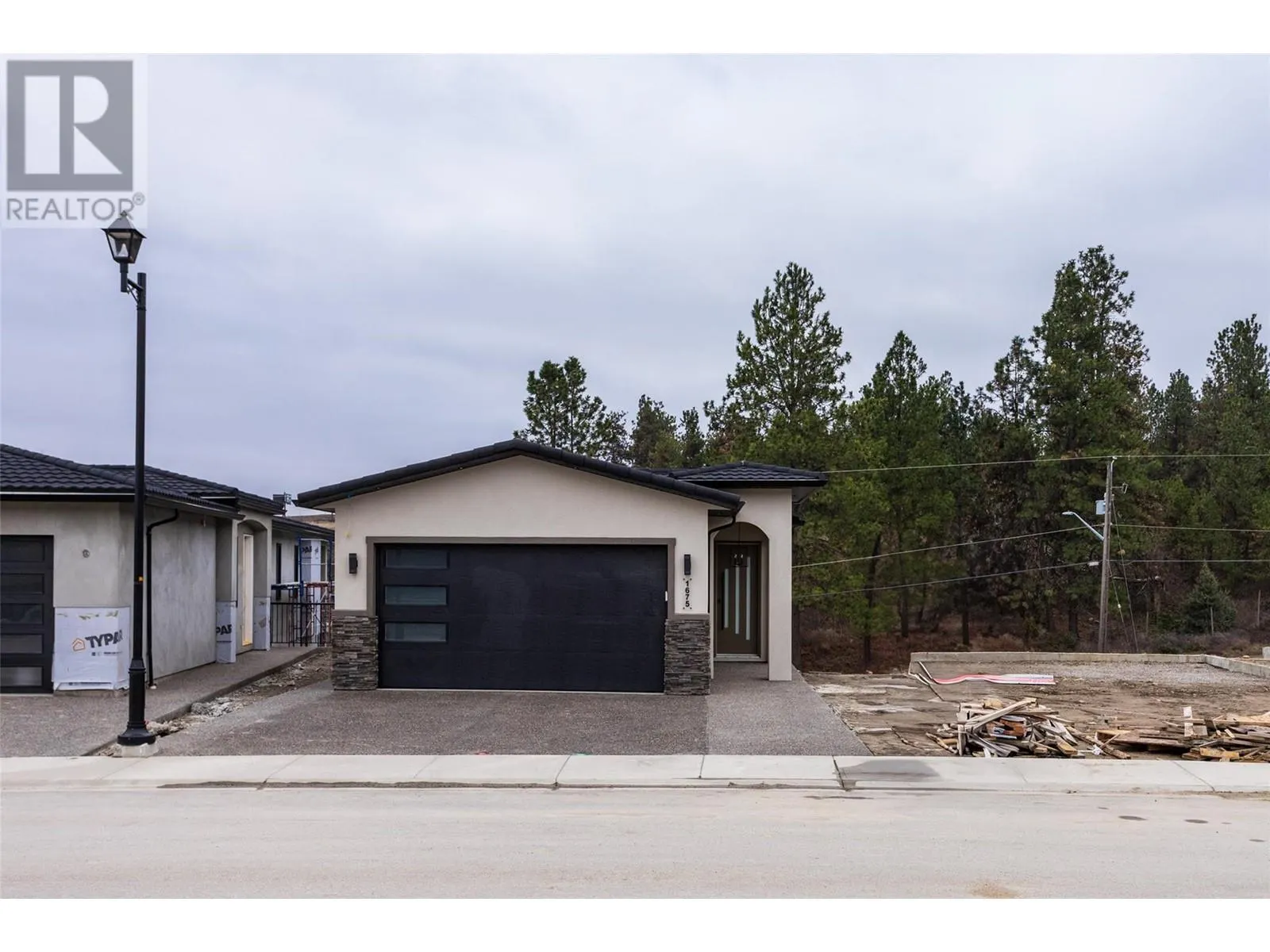 1675 HARBOUR VIEW Crescent