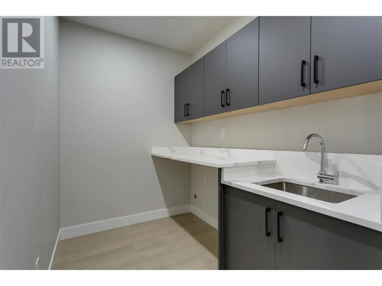 1675 HARBOUR VIEW Crescent
