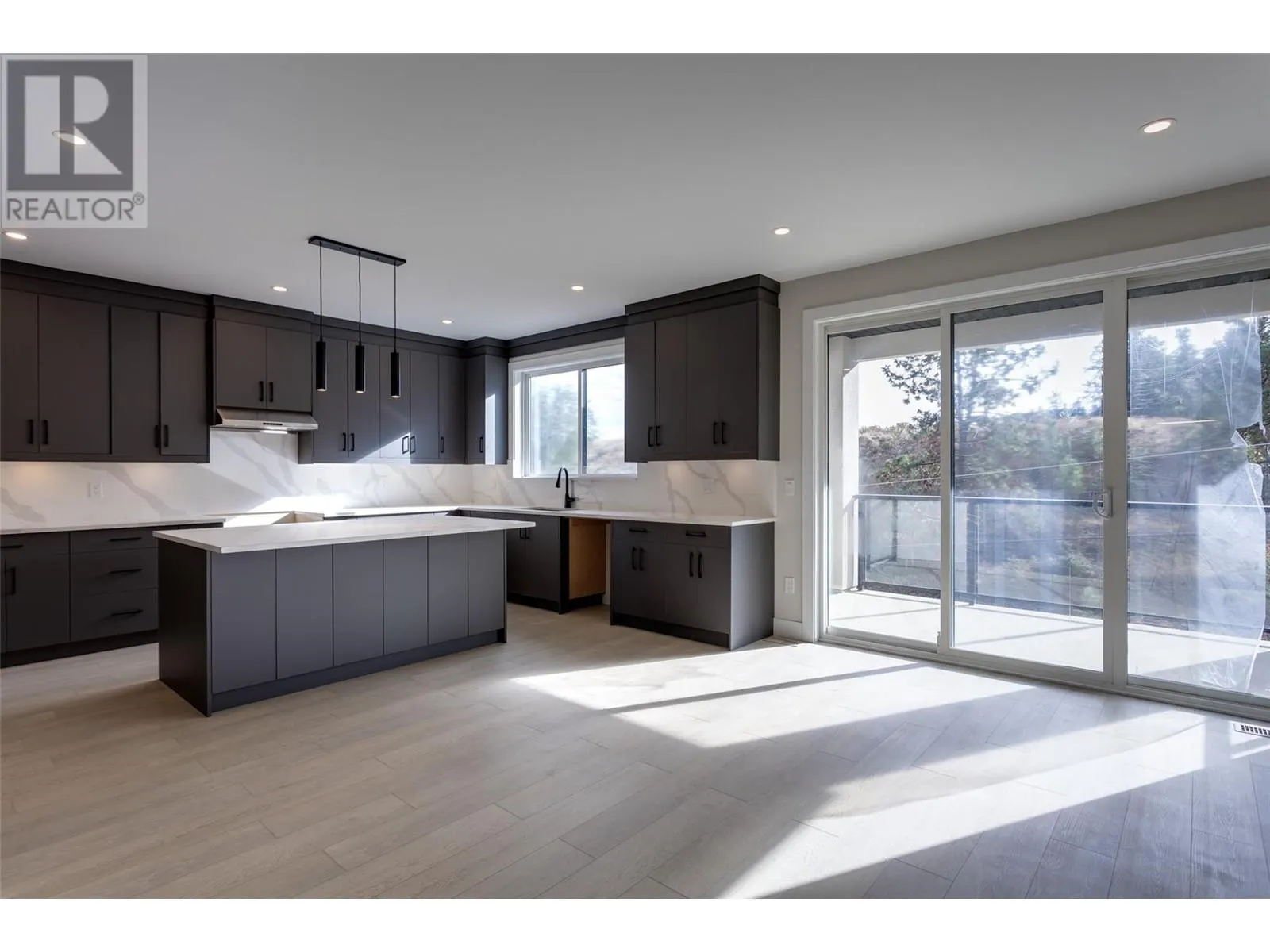1675 HARBOUR VIEW Crescent
