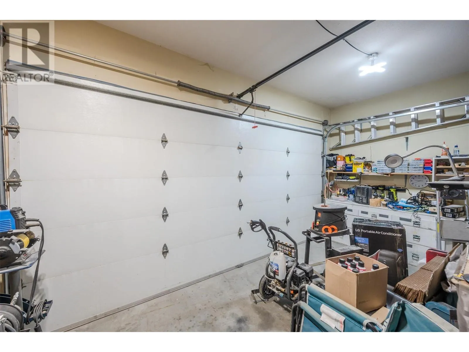 6865 MOUNTAINVIEW Drive
