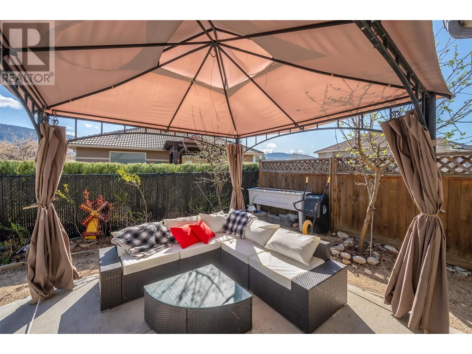 6865 MOUNTAINVIEW Drive