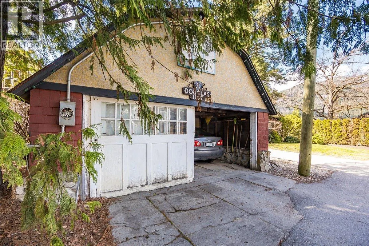 1107 ROBERTSON Avenue