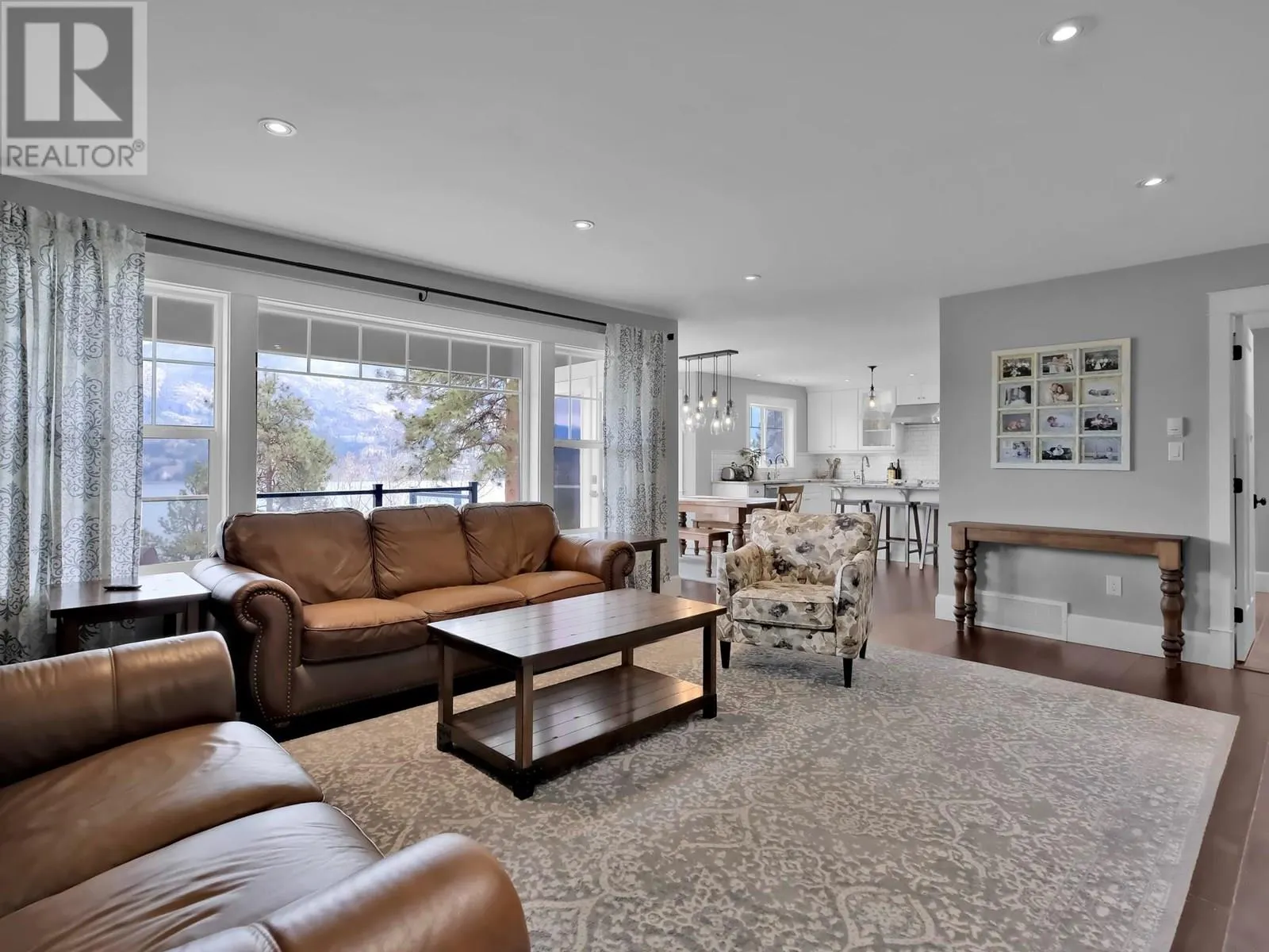 552 PINEVIEW Drive