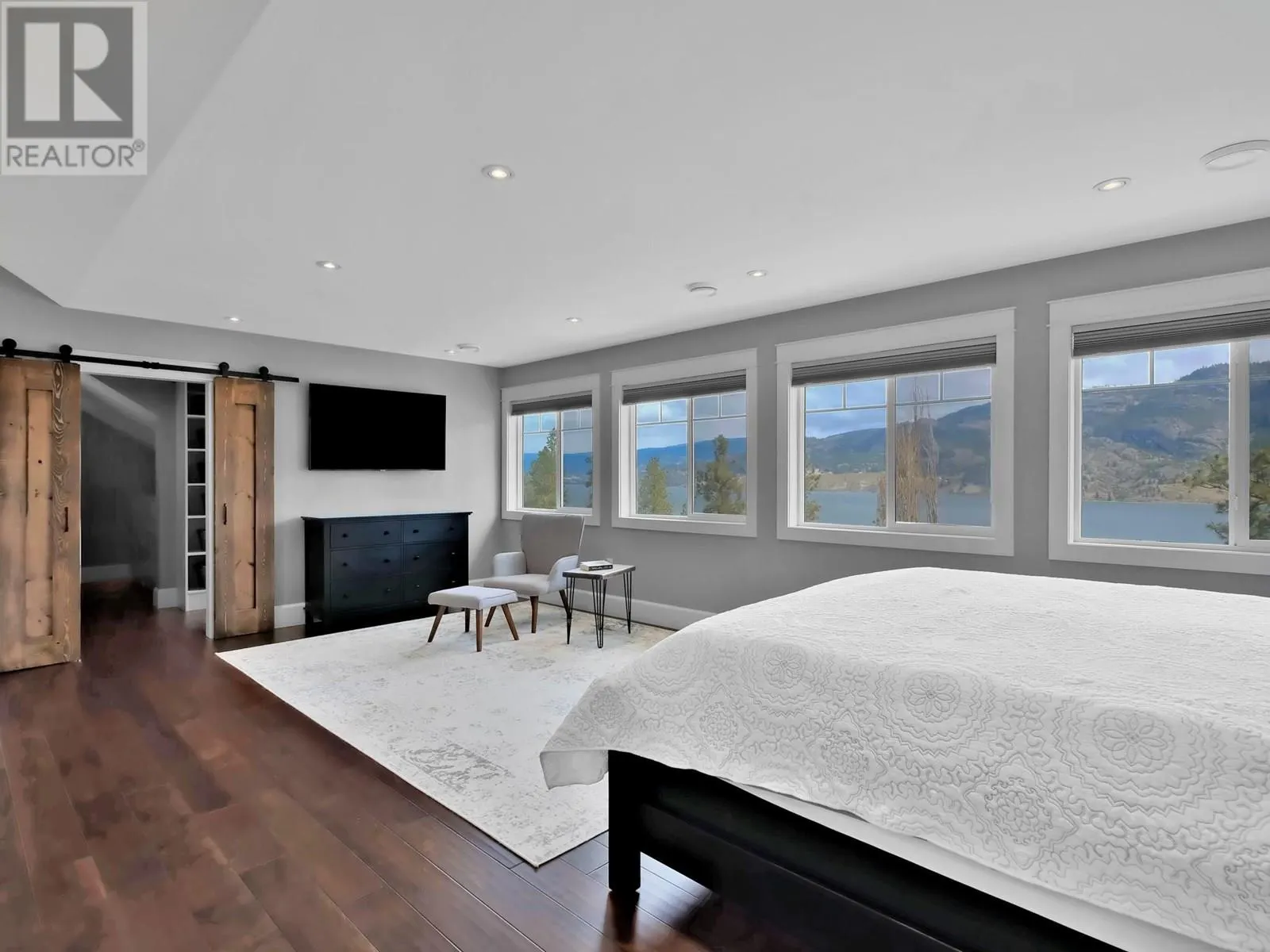 552 PINEVIEW Drive