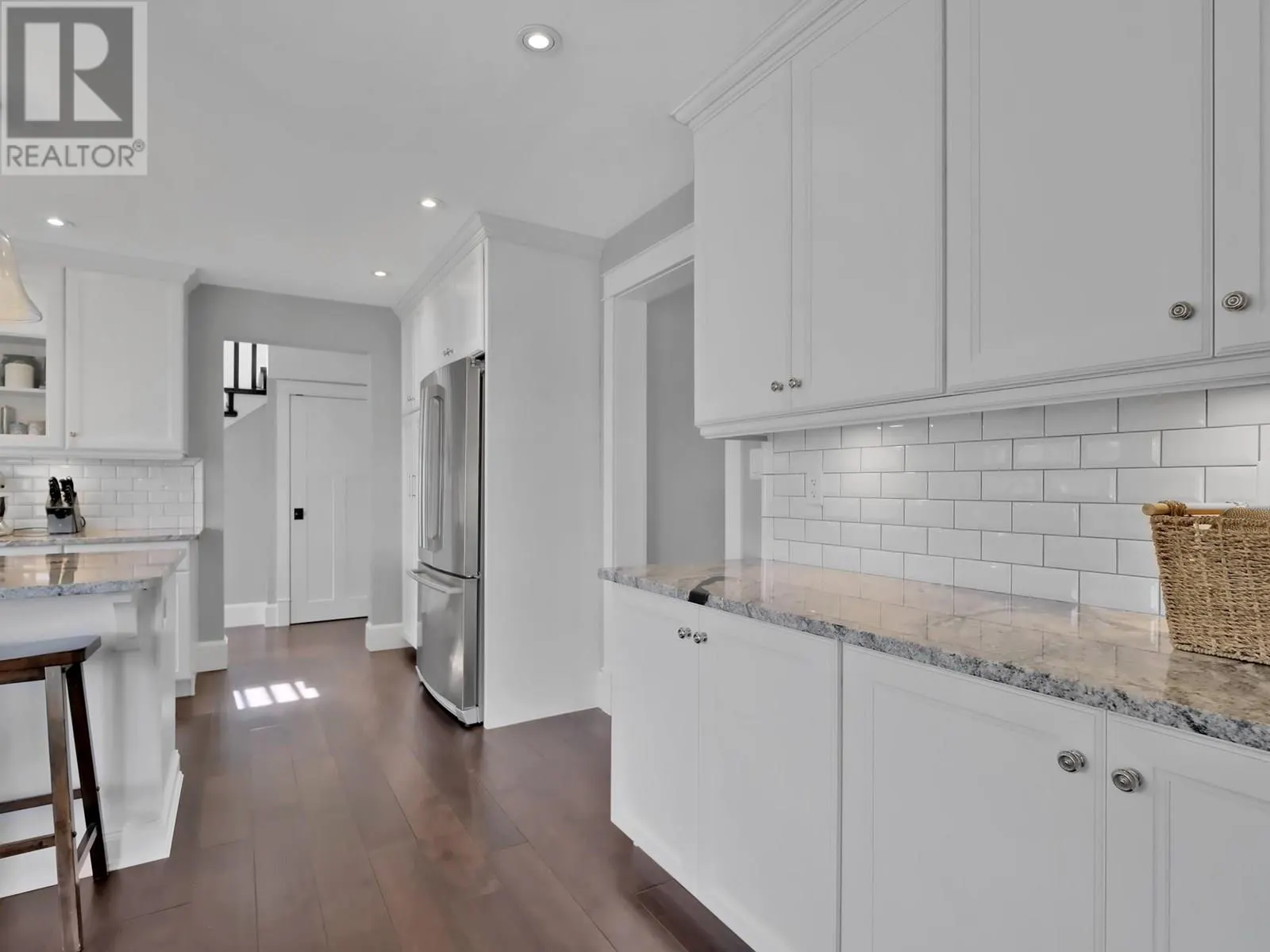 552 PINEVIEW Drive