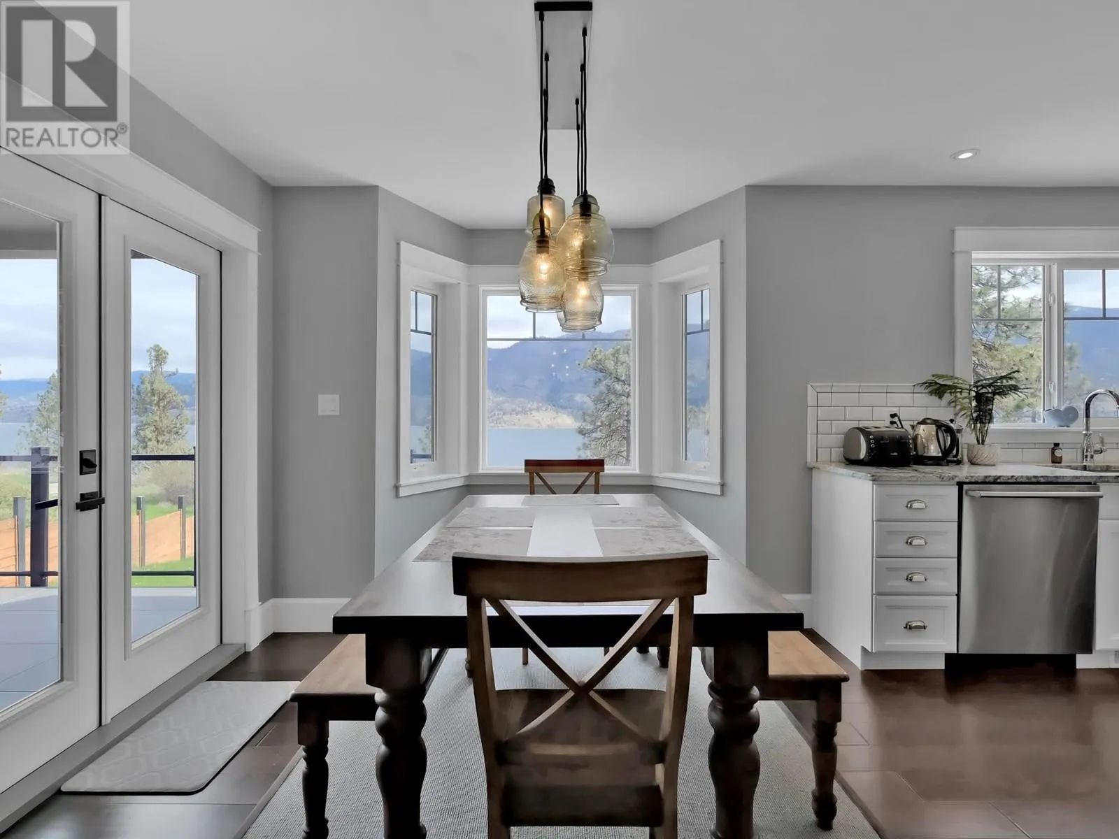 552 PINEVIEW Drive