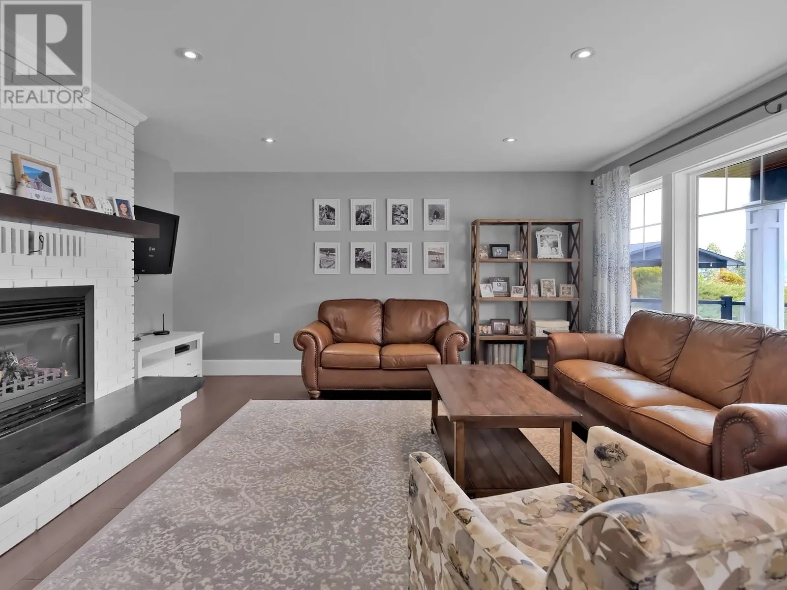 552 PINEVIEW Drive