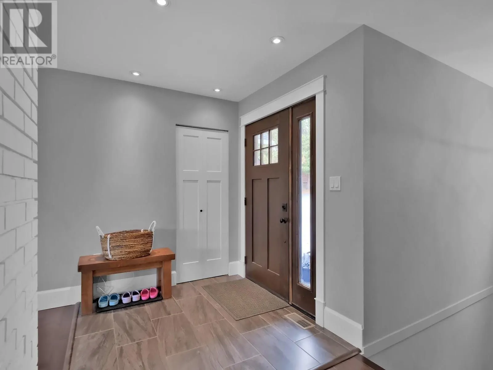552 PINEVIEW Drive