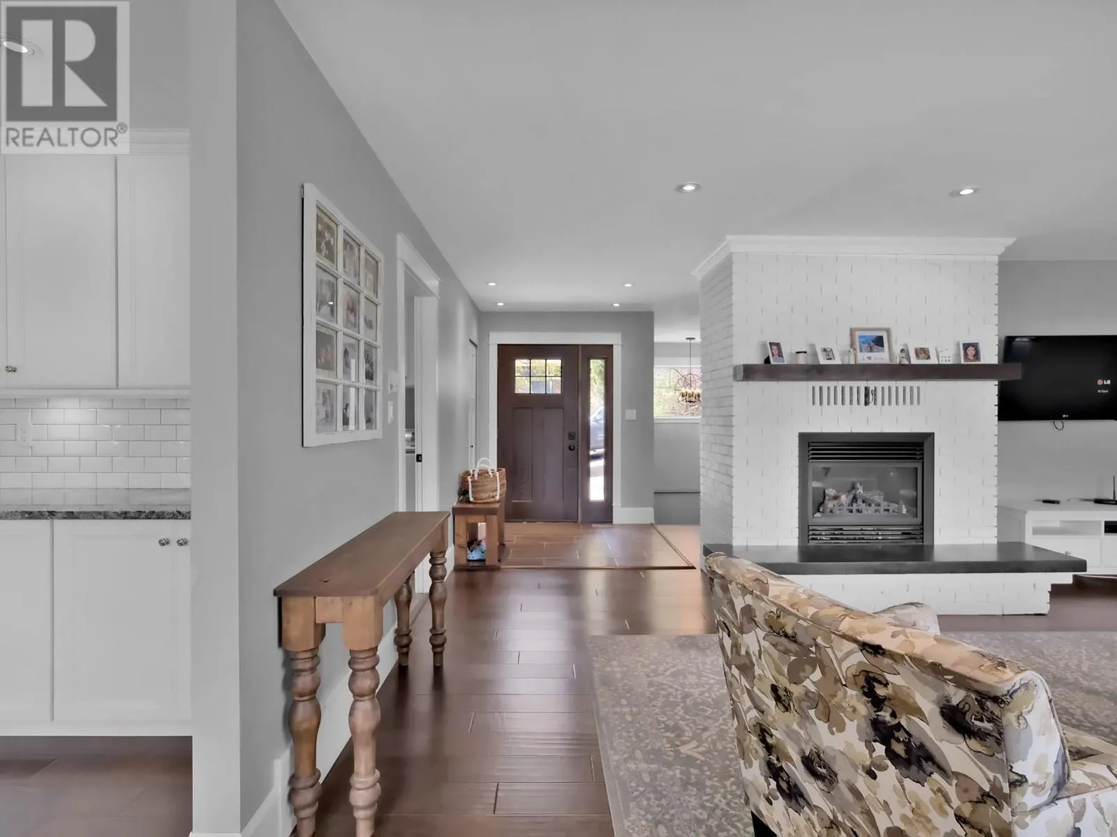 552 PINEVIEW Drive
