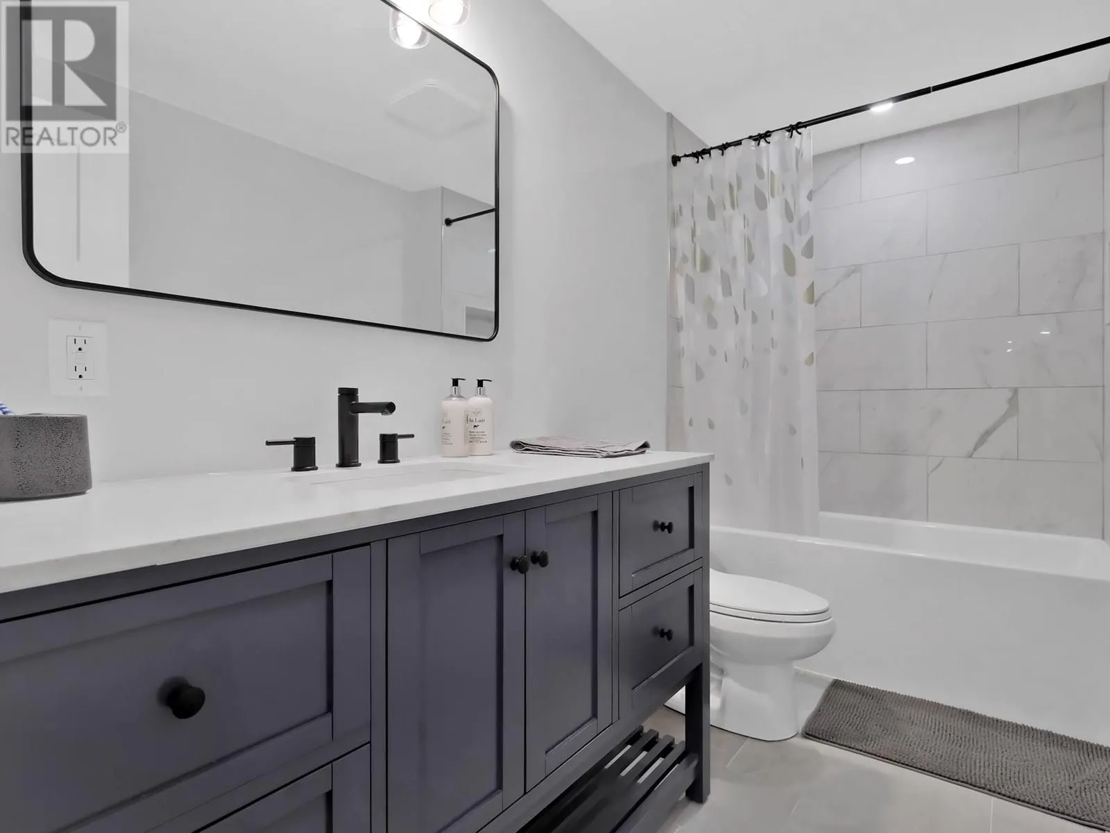 552 PINEVIEW Drive