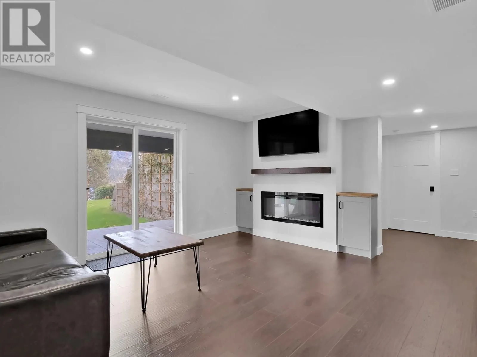 552 PINEVIEW Drive