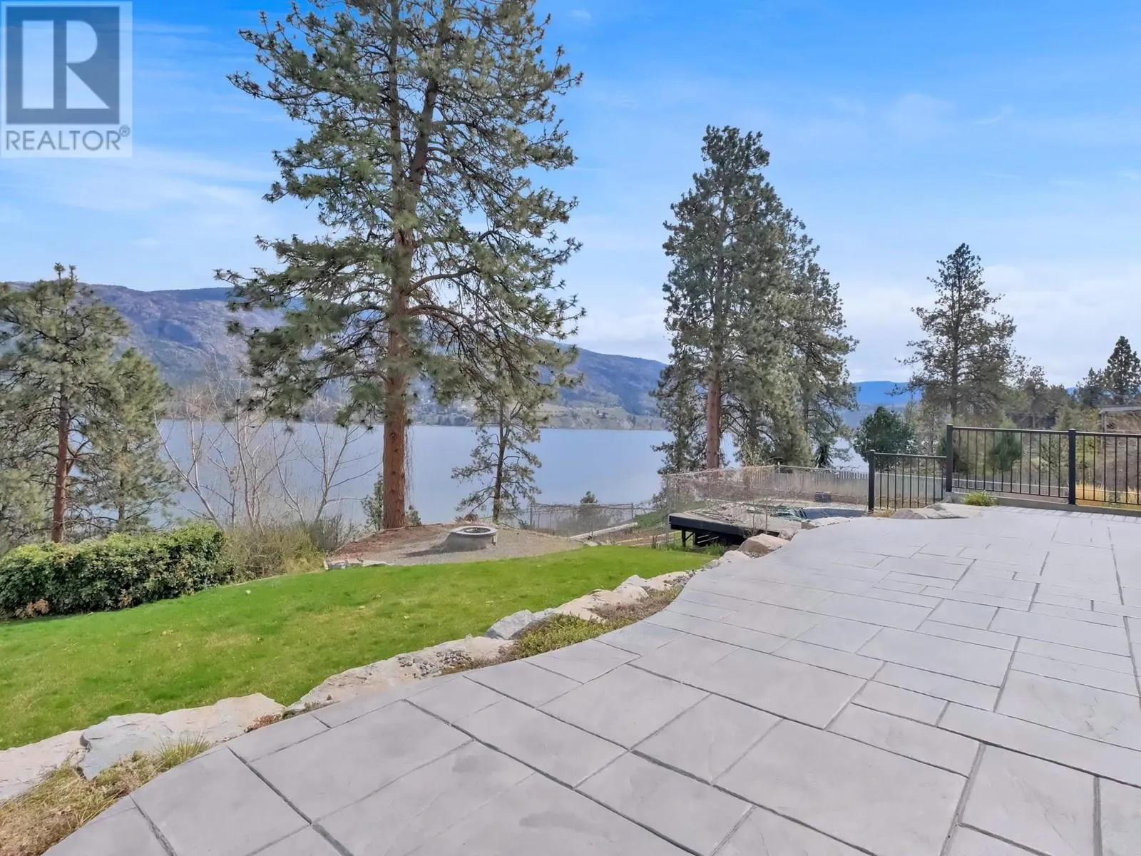 552 PINEVIEW Drive