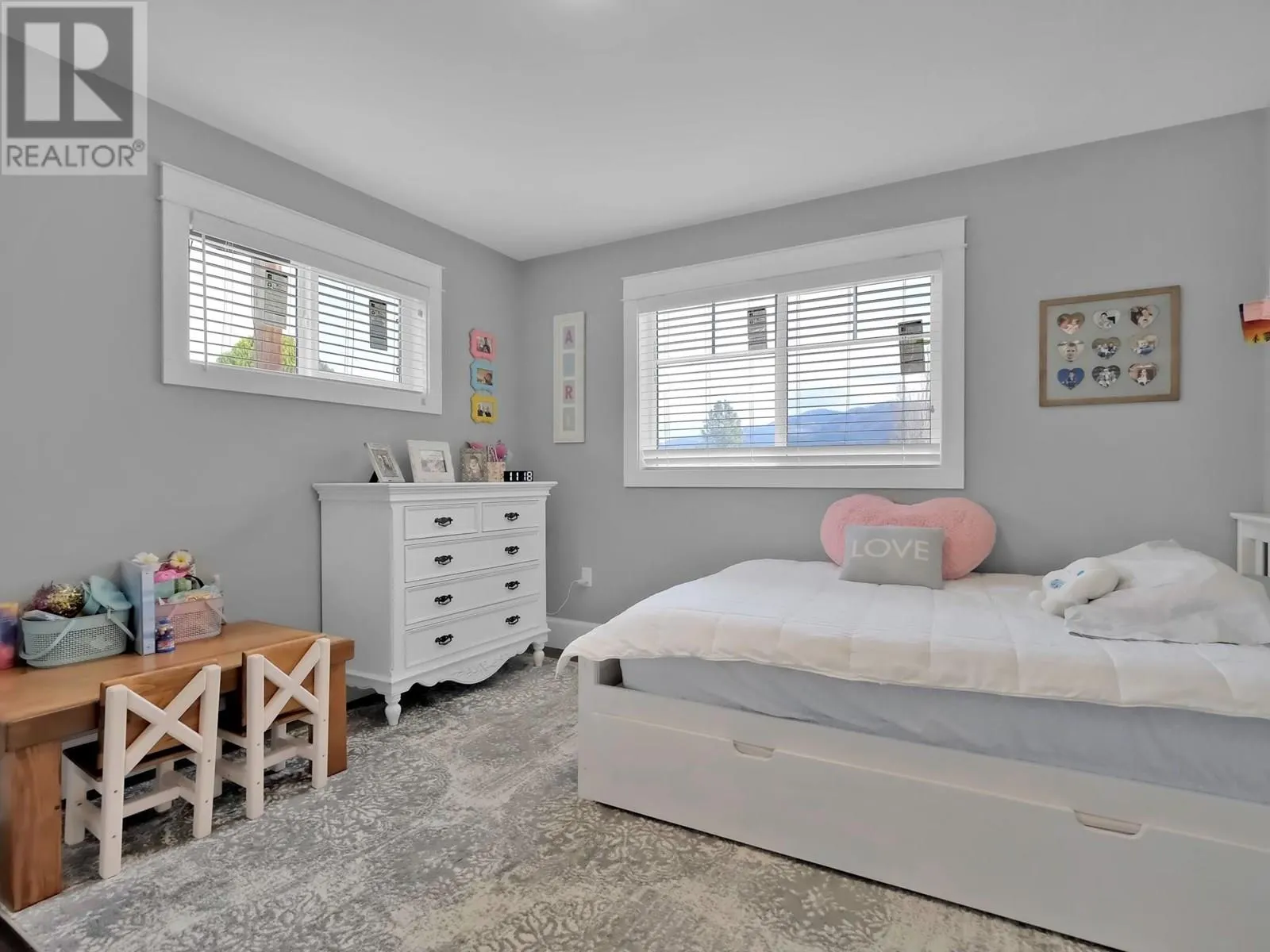 552 PINEVIEW Drive