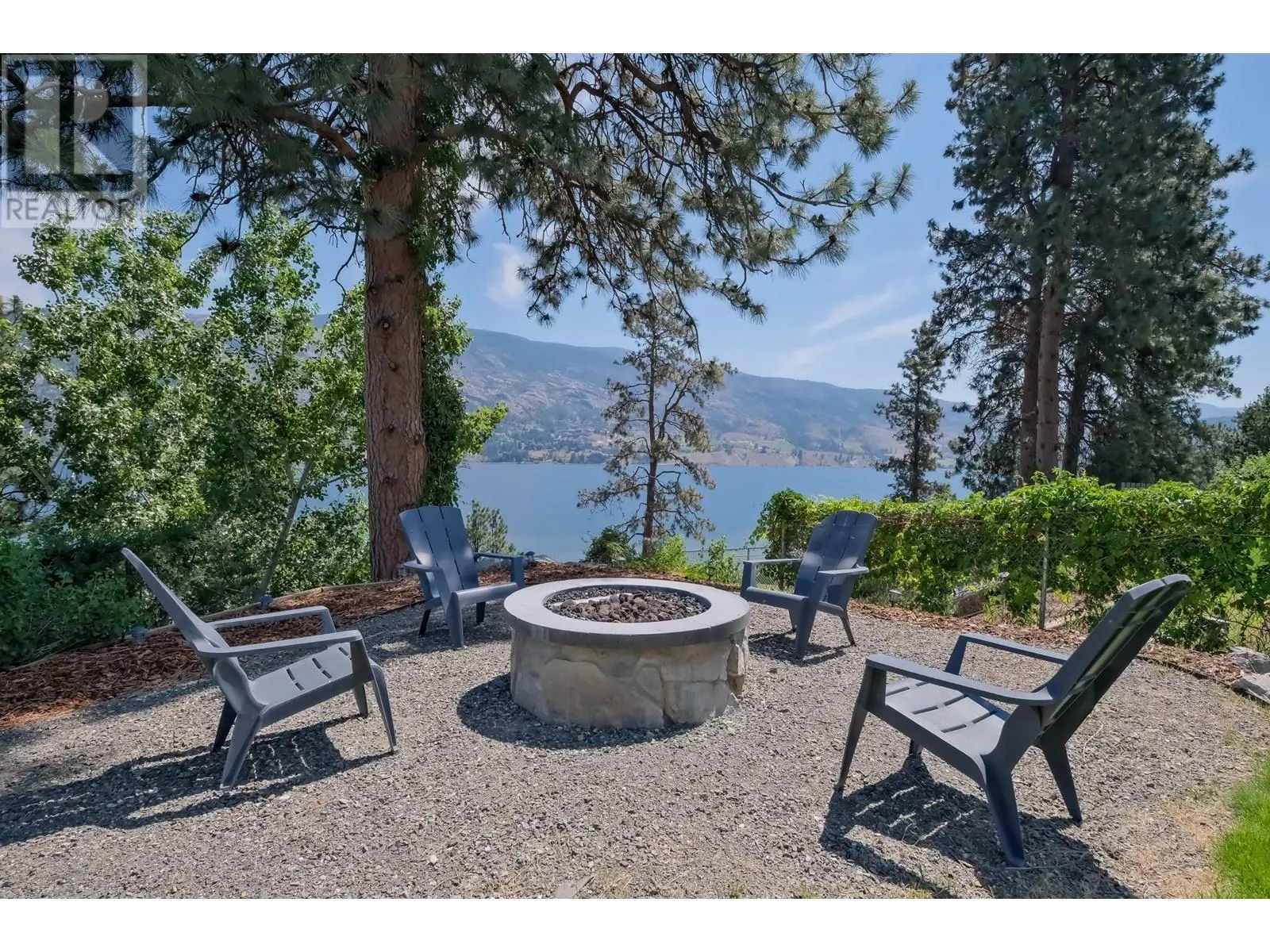 552 PINEVIEW Drive