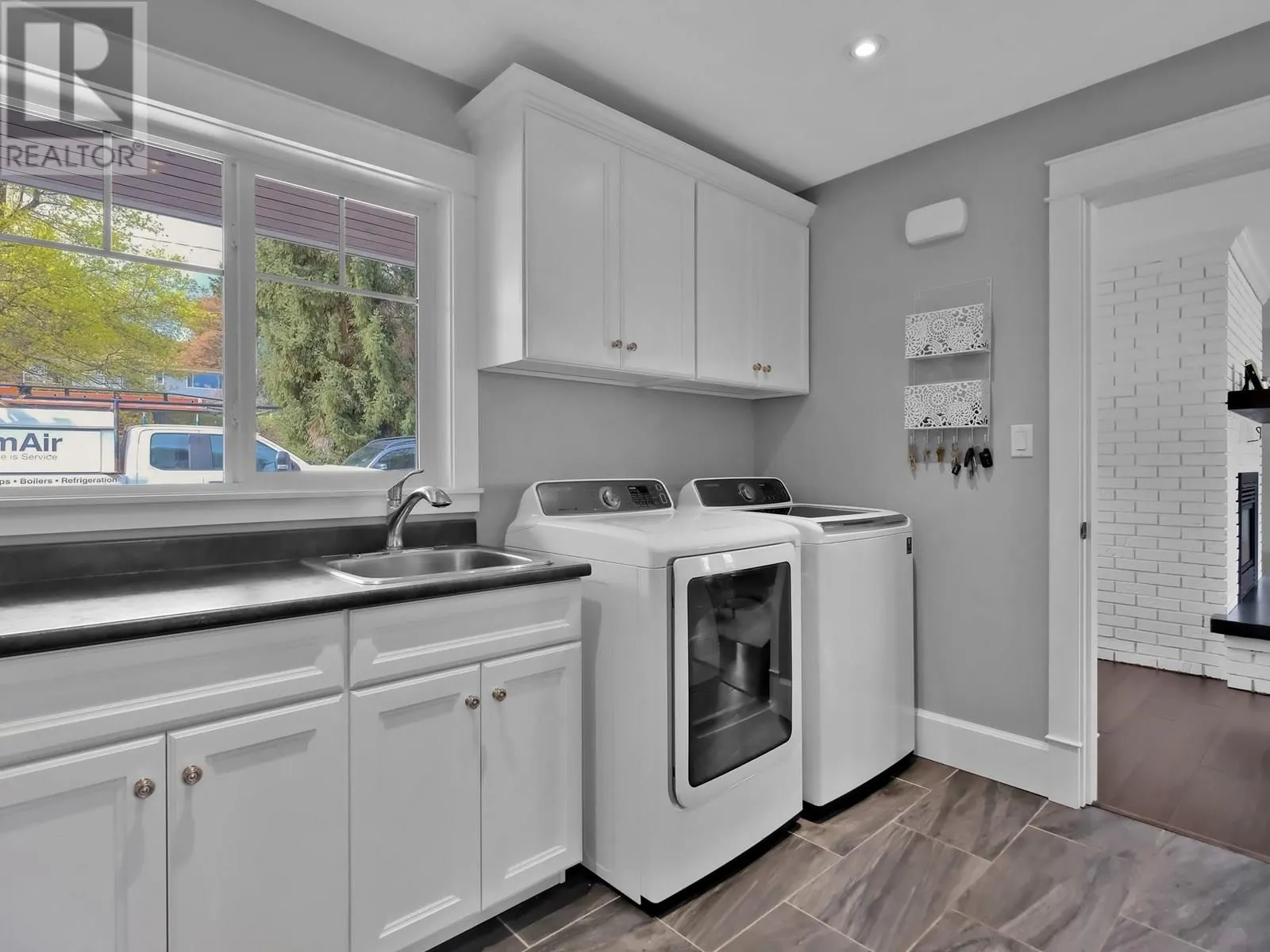 552 PINEVIEW Drive