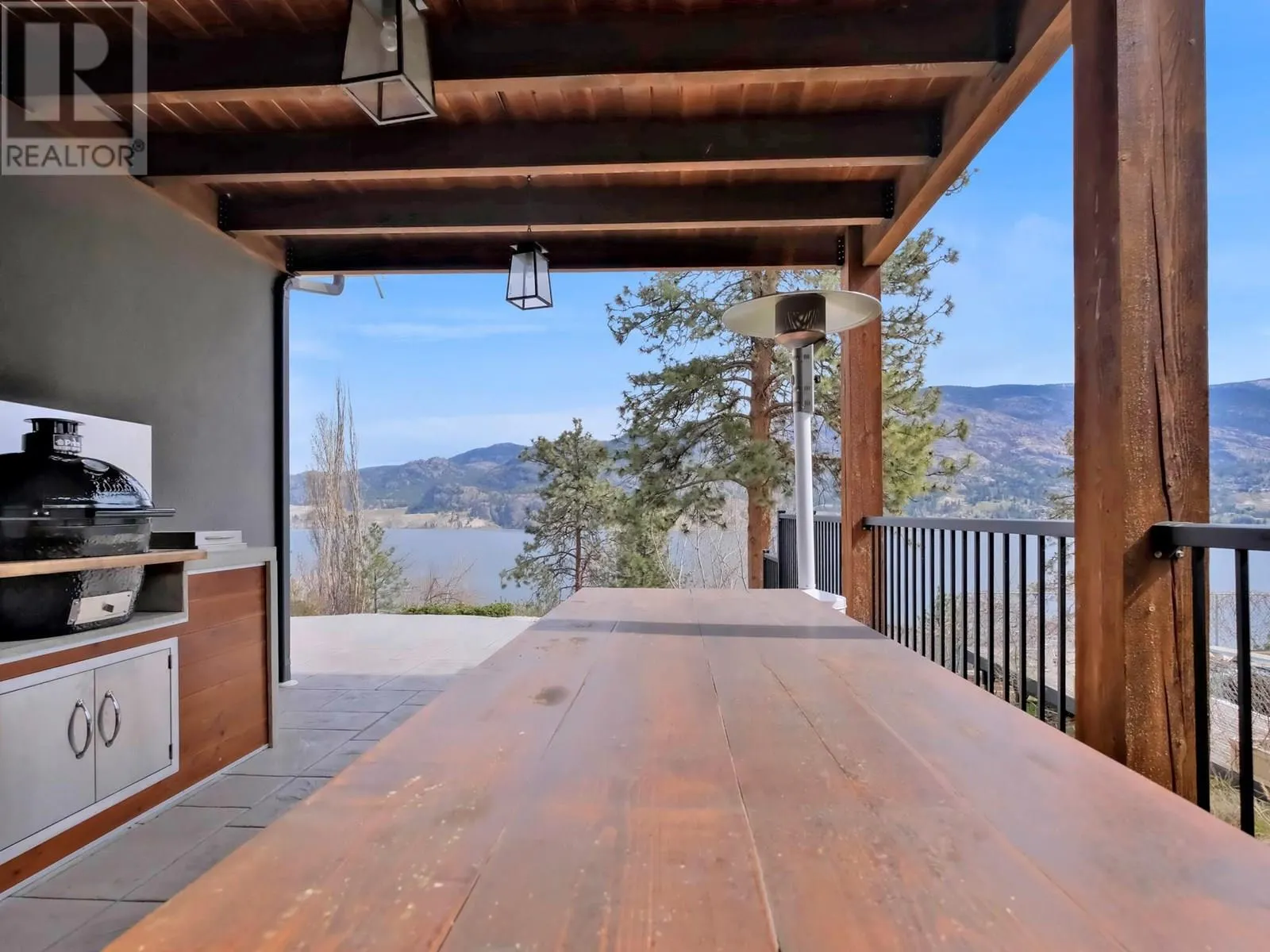 552 PINEVIEW Drive