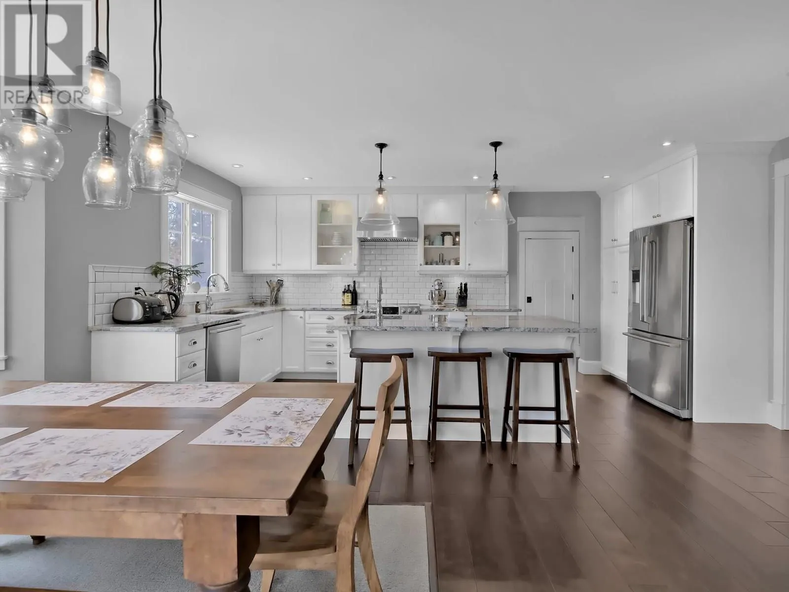 552 PINEVIEW Drive