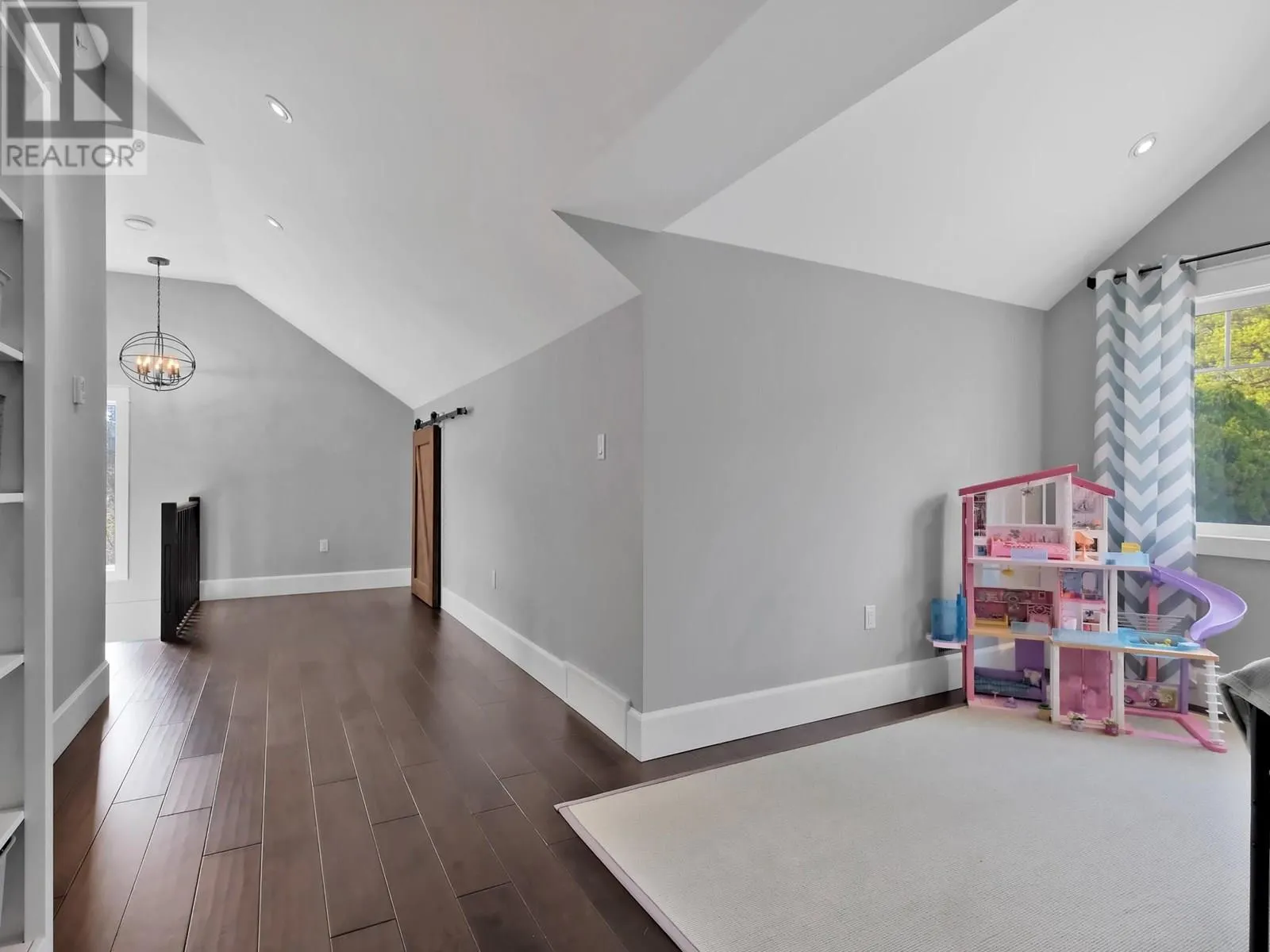 552 PINEVIEW Drive