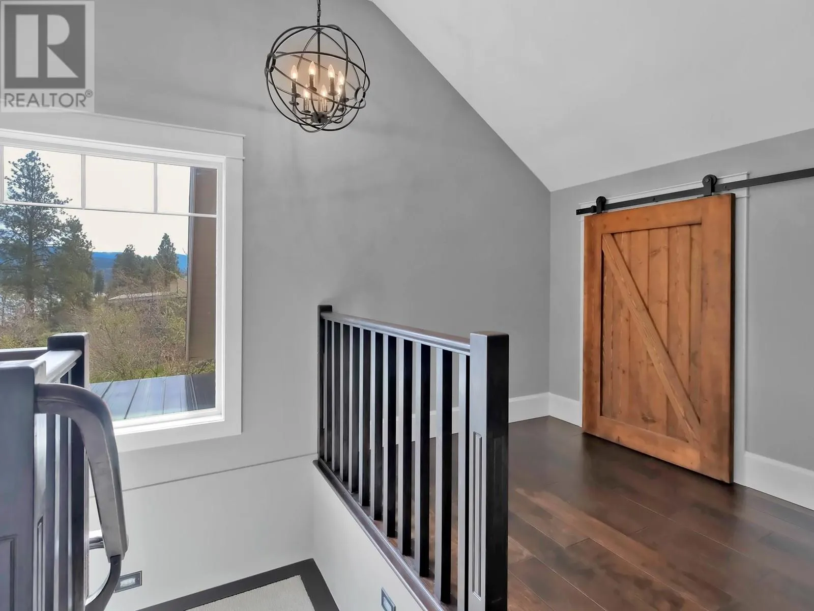 552 PINEVIEW Drive