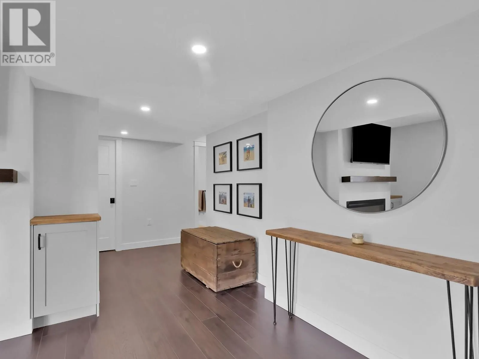 552 PINEVIEW Drive