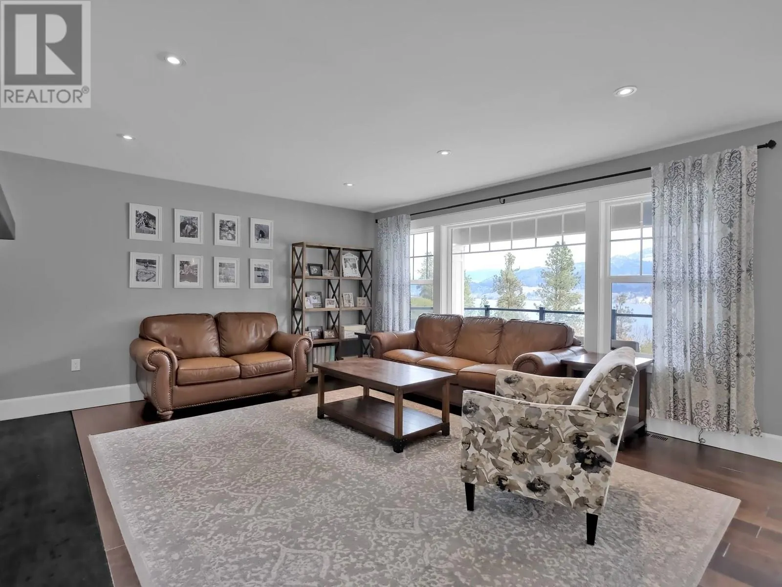 552 PINEVIEW Drive