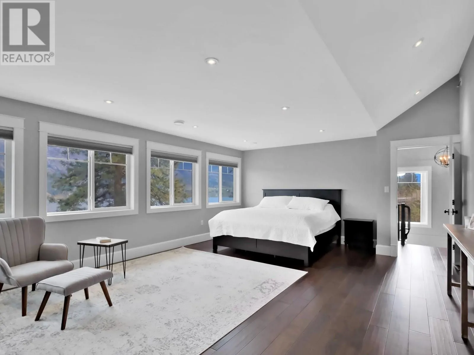 552 PINEVIEW Drive