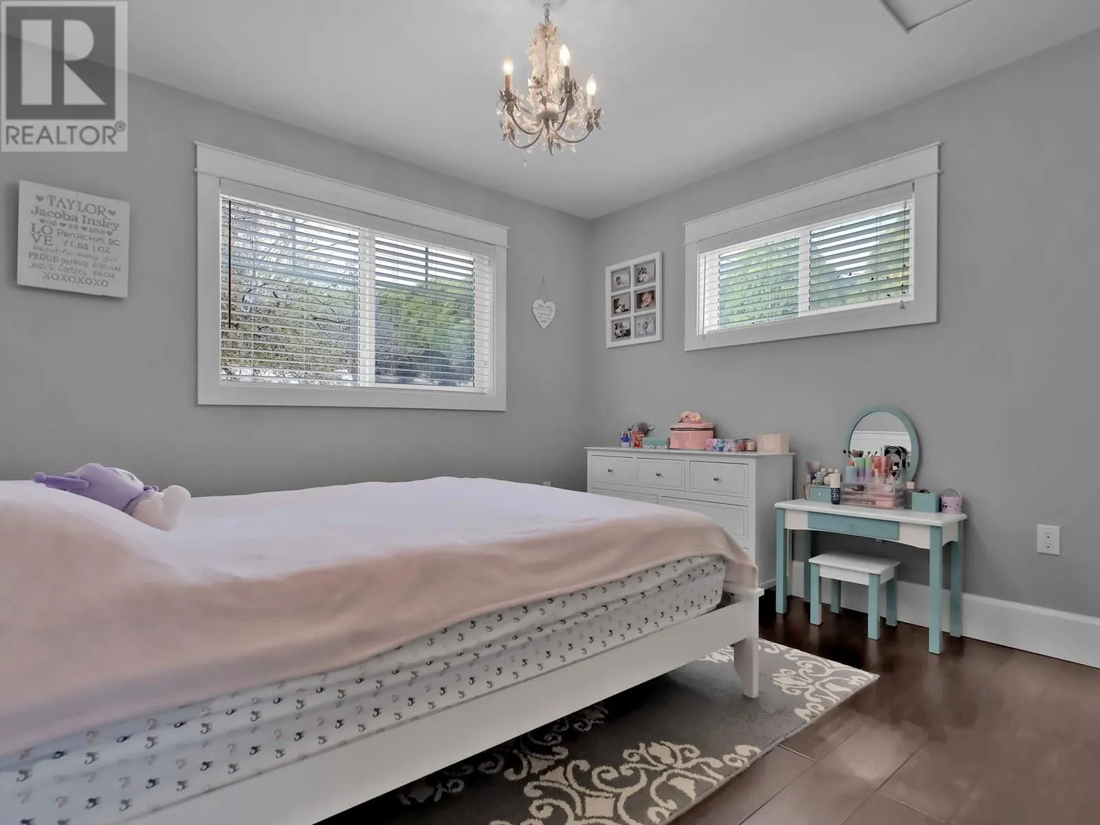 552 PINEVIEW Drive