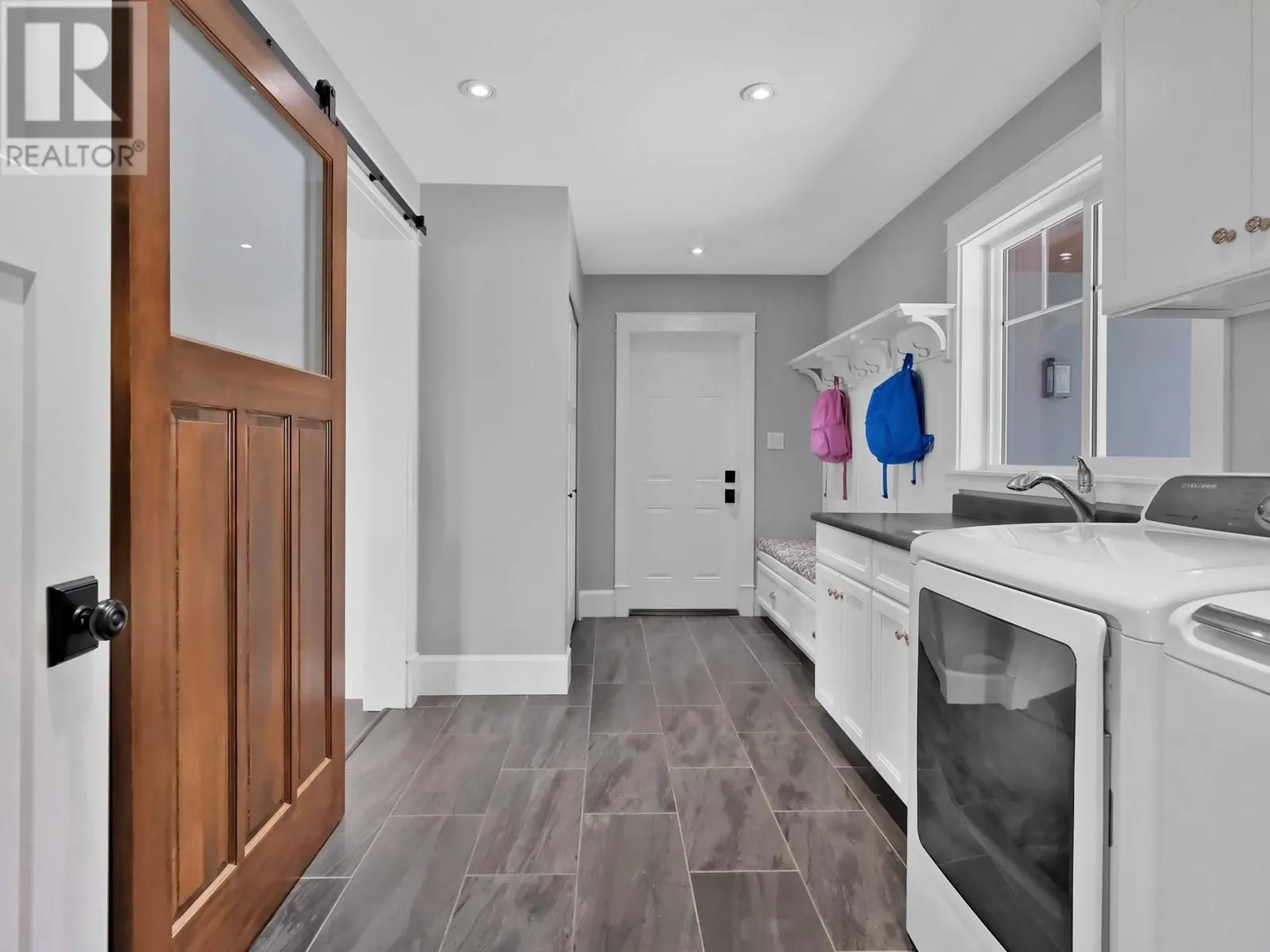 552 PINEVIEW Drive
