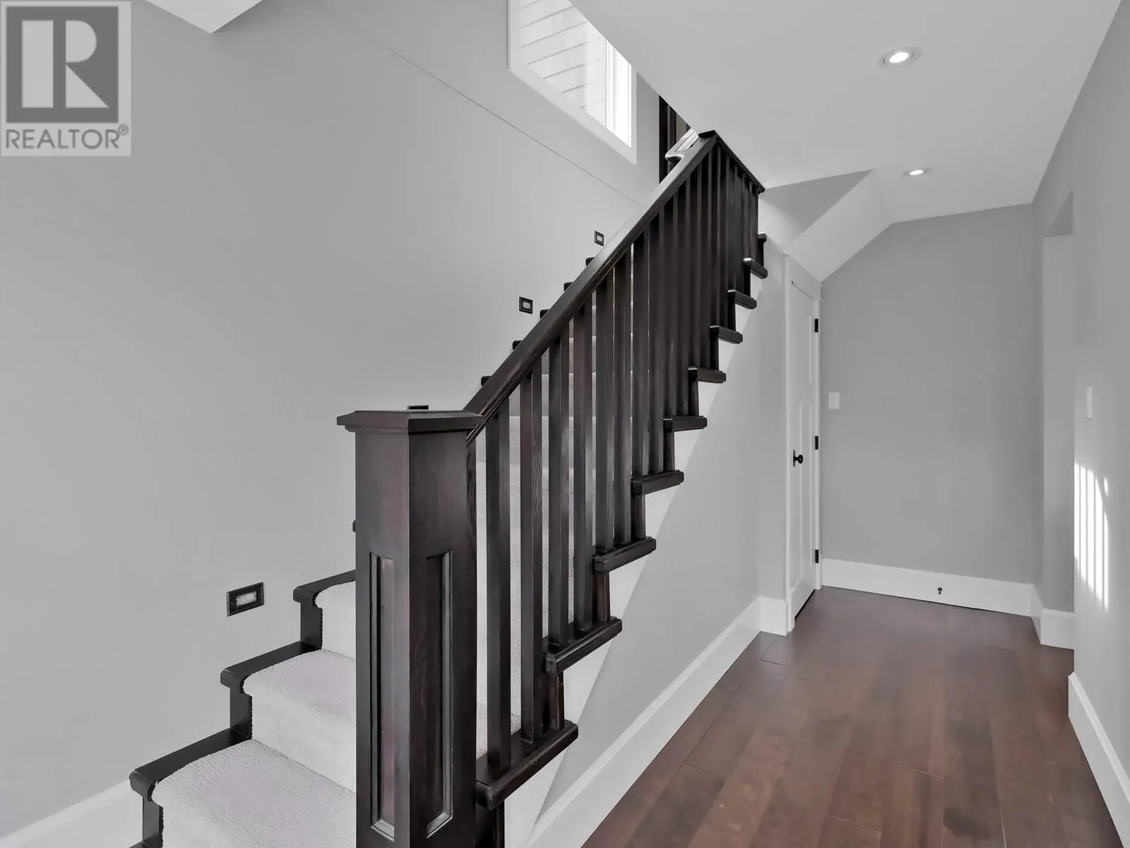 552 PINEVIEW Drive