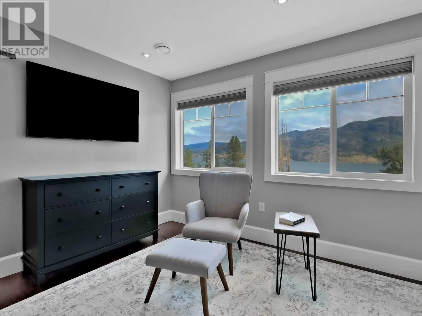 552 PINEVIEW Drive