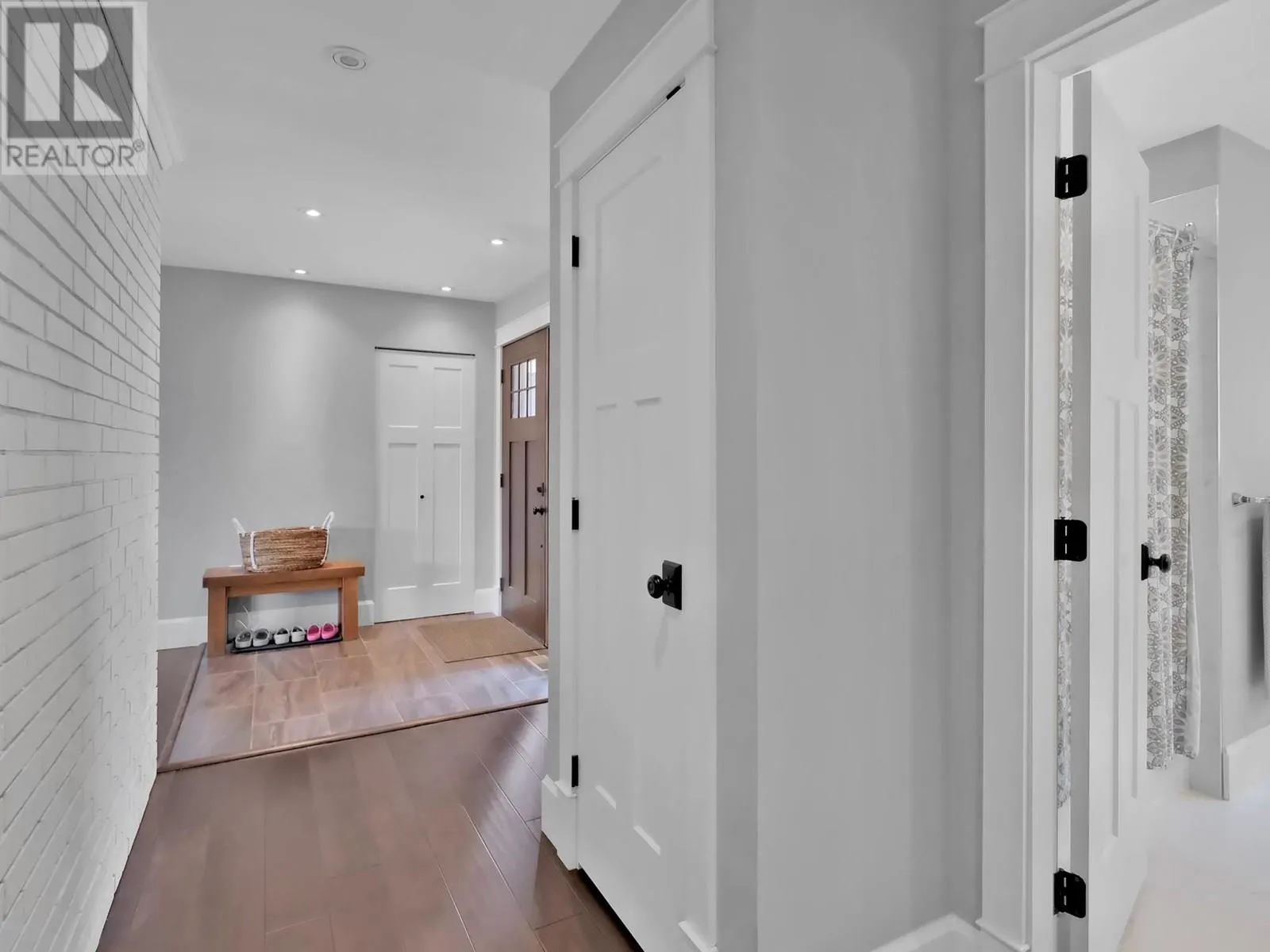 552 PINEVIEW Drive